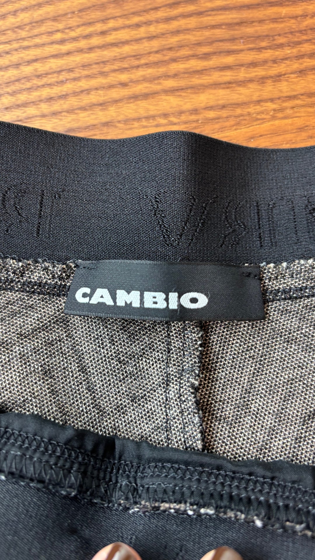 Pantalon à taille extensible à chevrons Cambio, taille 10. Vue de l'étiquette.