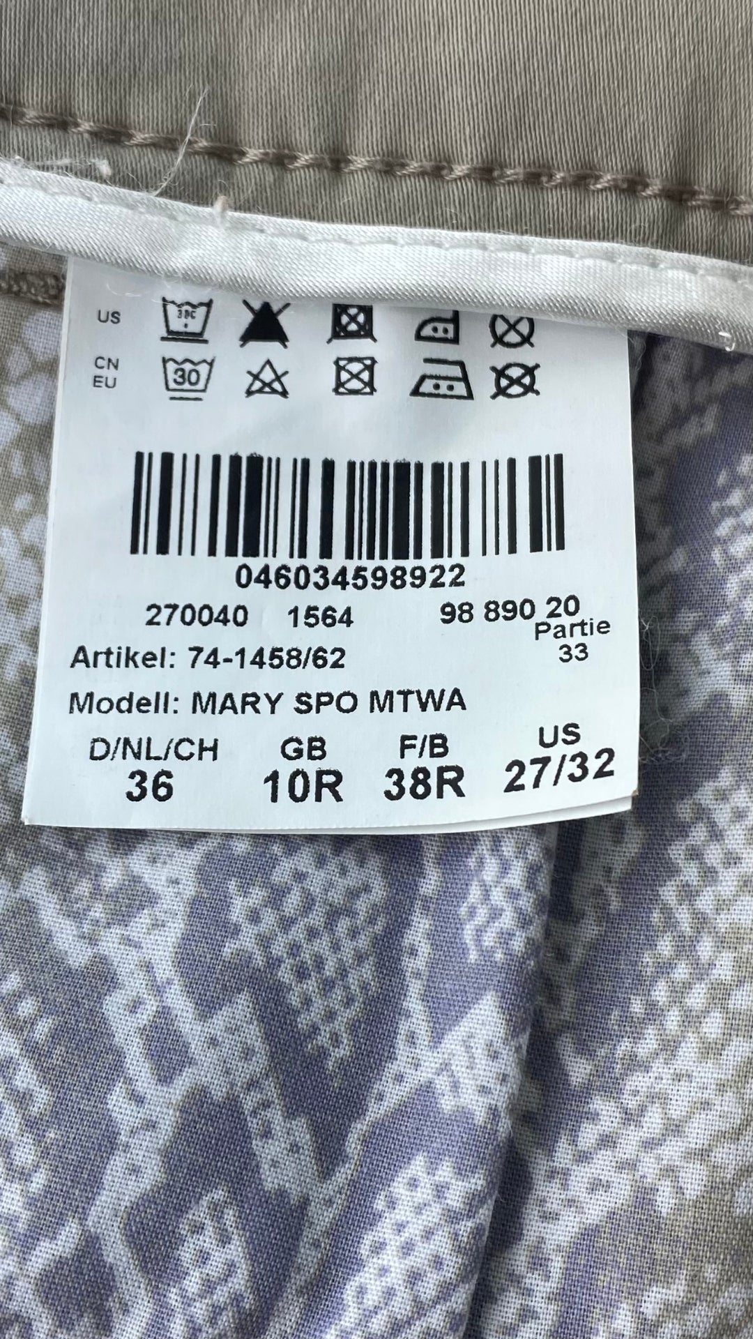 Pantalon taupe coupe droite, marque Brax, taille 27. Vue de l'étiquette d'entretien et taille.