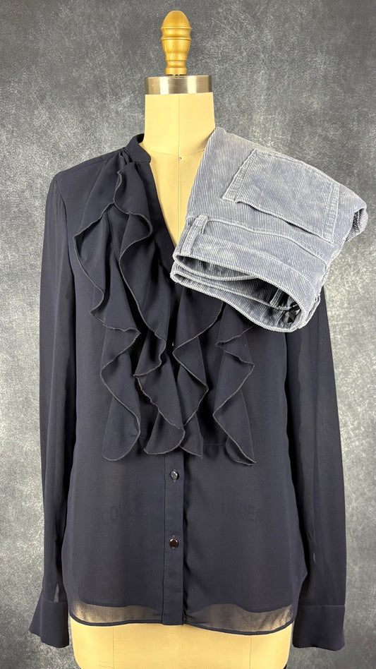 Pantalon velours côtelé bleu-gris Club Monaco, taille 27. Vue de l'agencement avec la blouse à volants Iris Setlakwe.