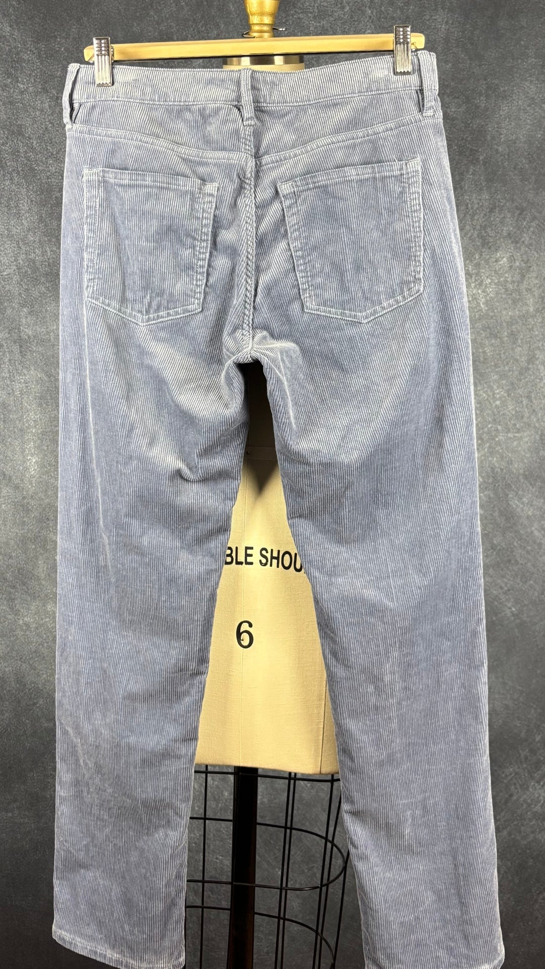 Pantalon velours côtelé bleu-gris Club Monaco, taille 27. Vue de dos.