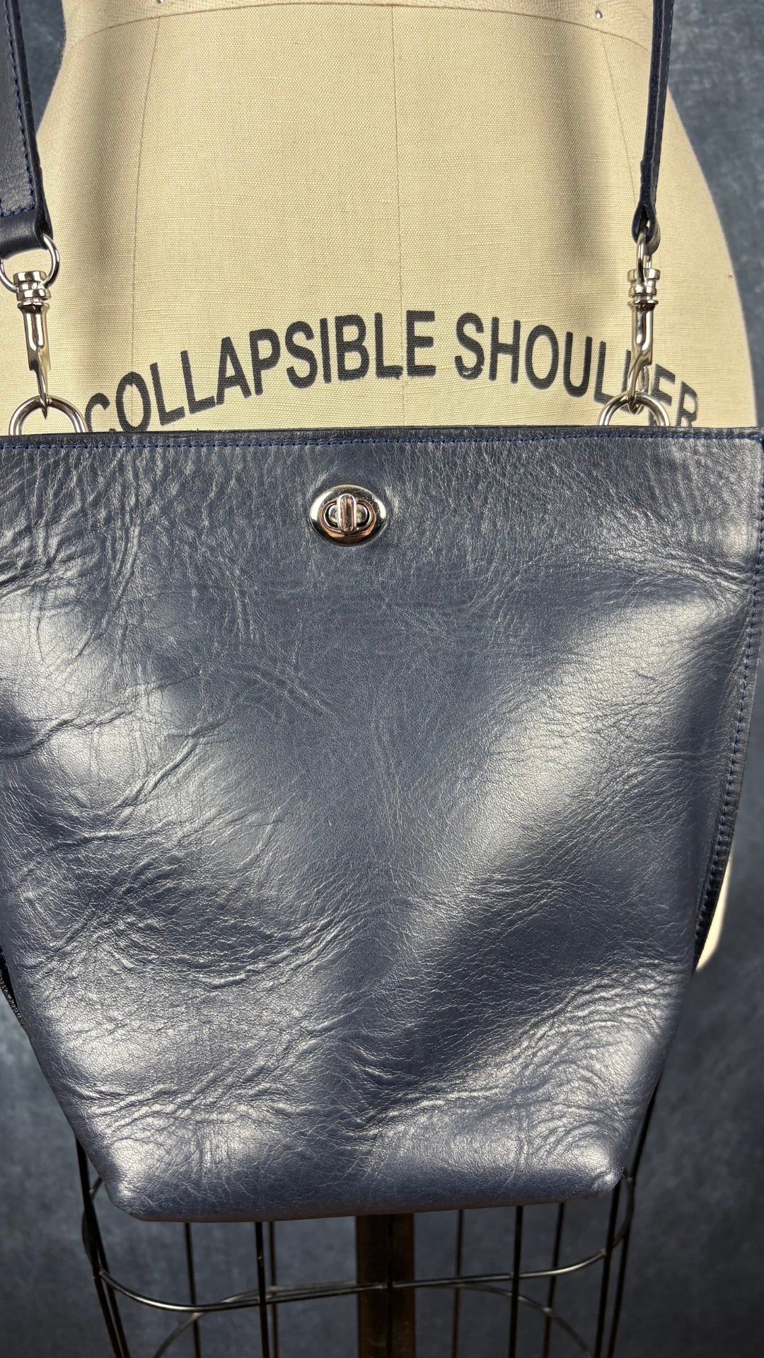 Sac à main marine M0851. Vue de l'endos du sac, là ou le fermoir métallique chrome se trouve.