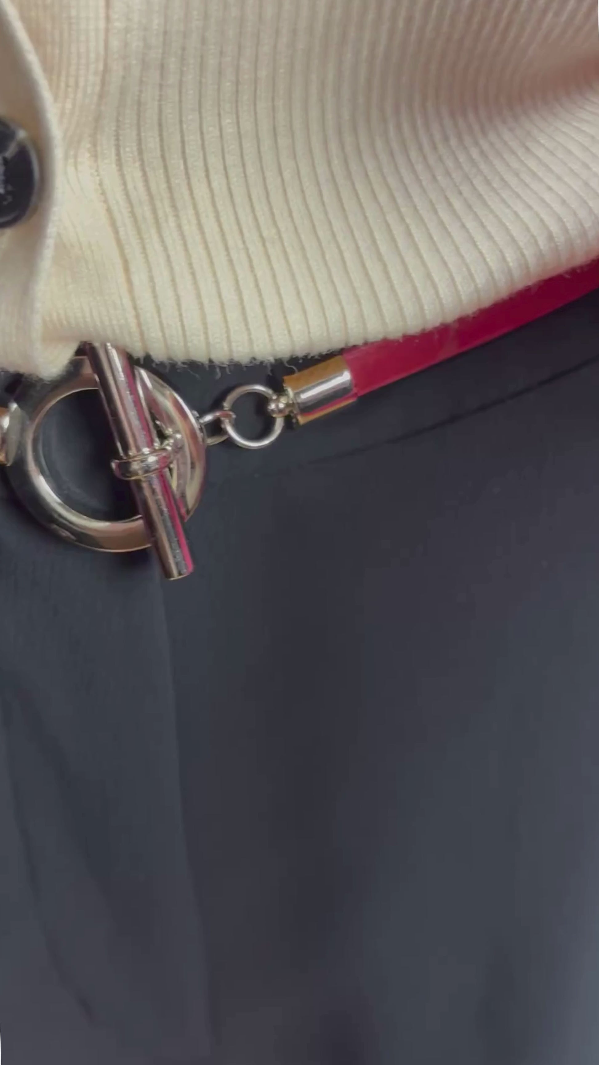 Pantalon marine très foncé The Effortless Pant de Wilfred, version écourtée, taille 8. Vue de la vidéo qui présente tous les détails du pantalon.