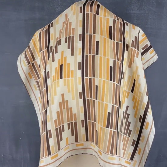 Foulard en soie motifs rectanguraires, carré. Vue de la vidéo qui présente tous les détails du foulard.
