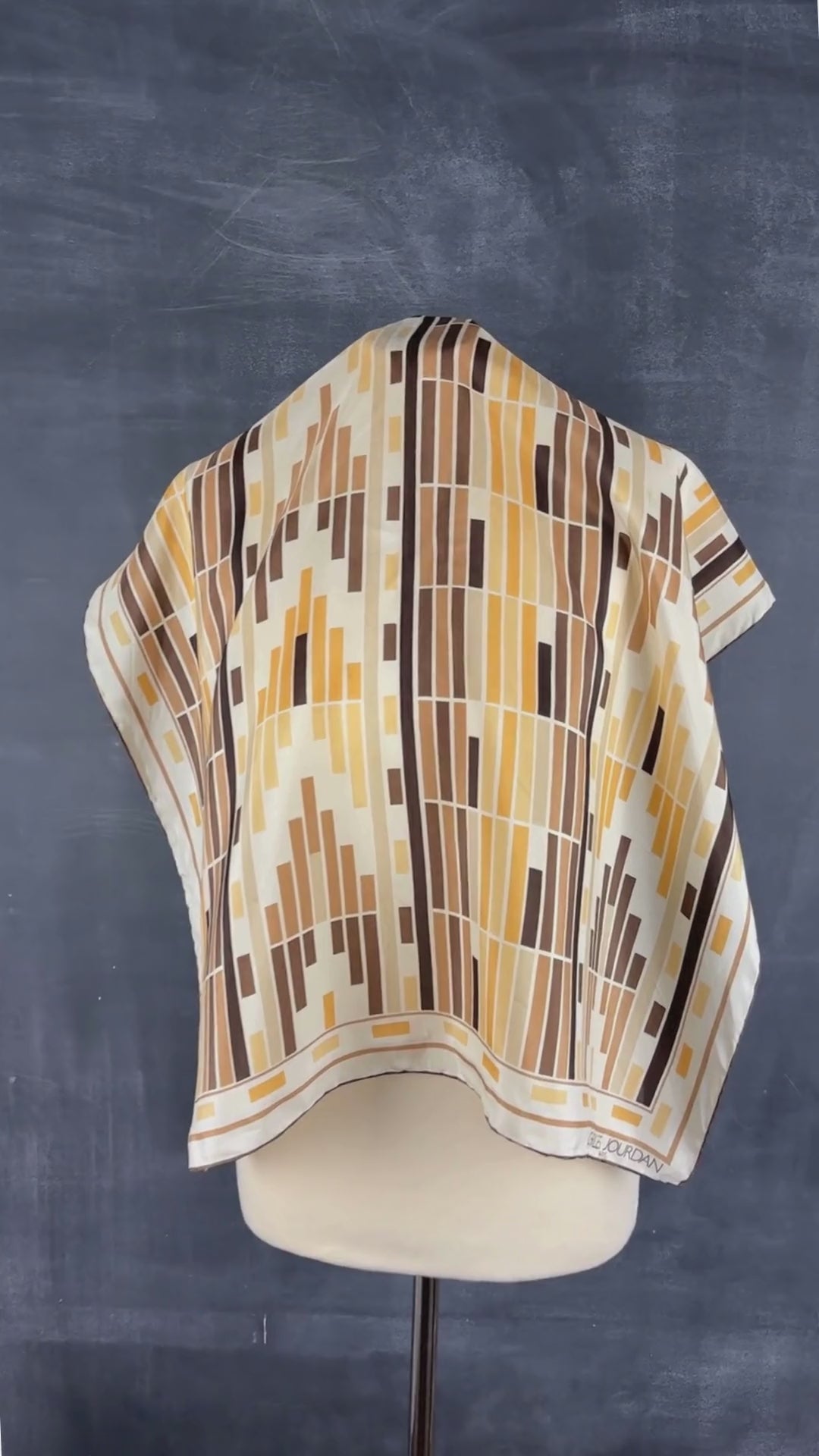 Foulard en soie motifs rectanguraires, carré. Vue de la vidéo qui présente tous les détails du foulard.