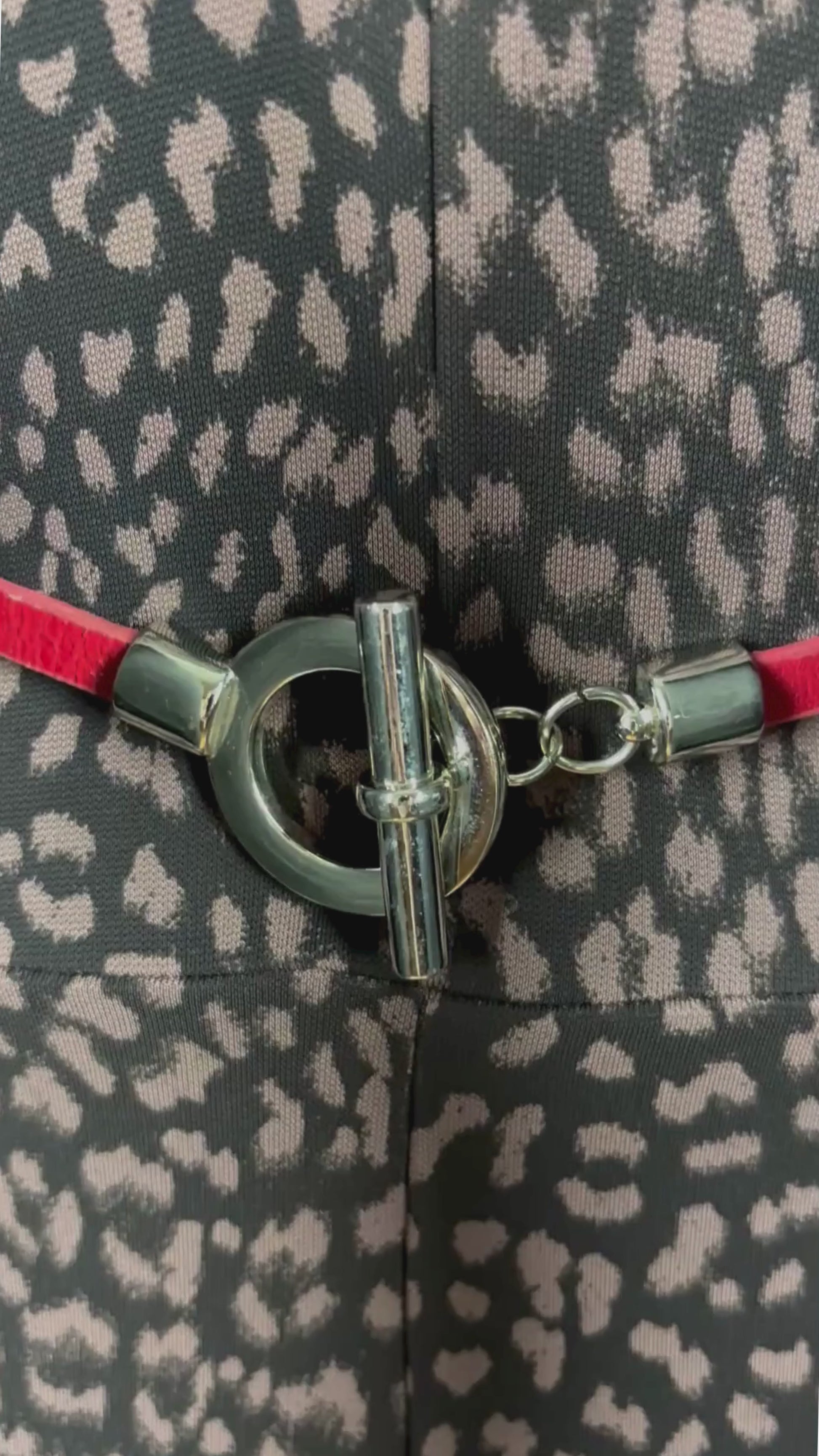 Blazer en laine gris foncé légèrement bleuté, Sandro taille estimée à small. Vue de la vidéo qui présente tous les détails du blazer.