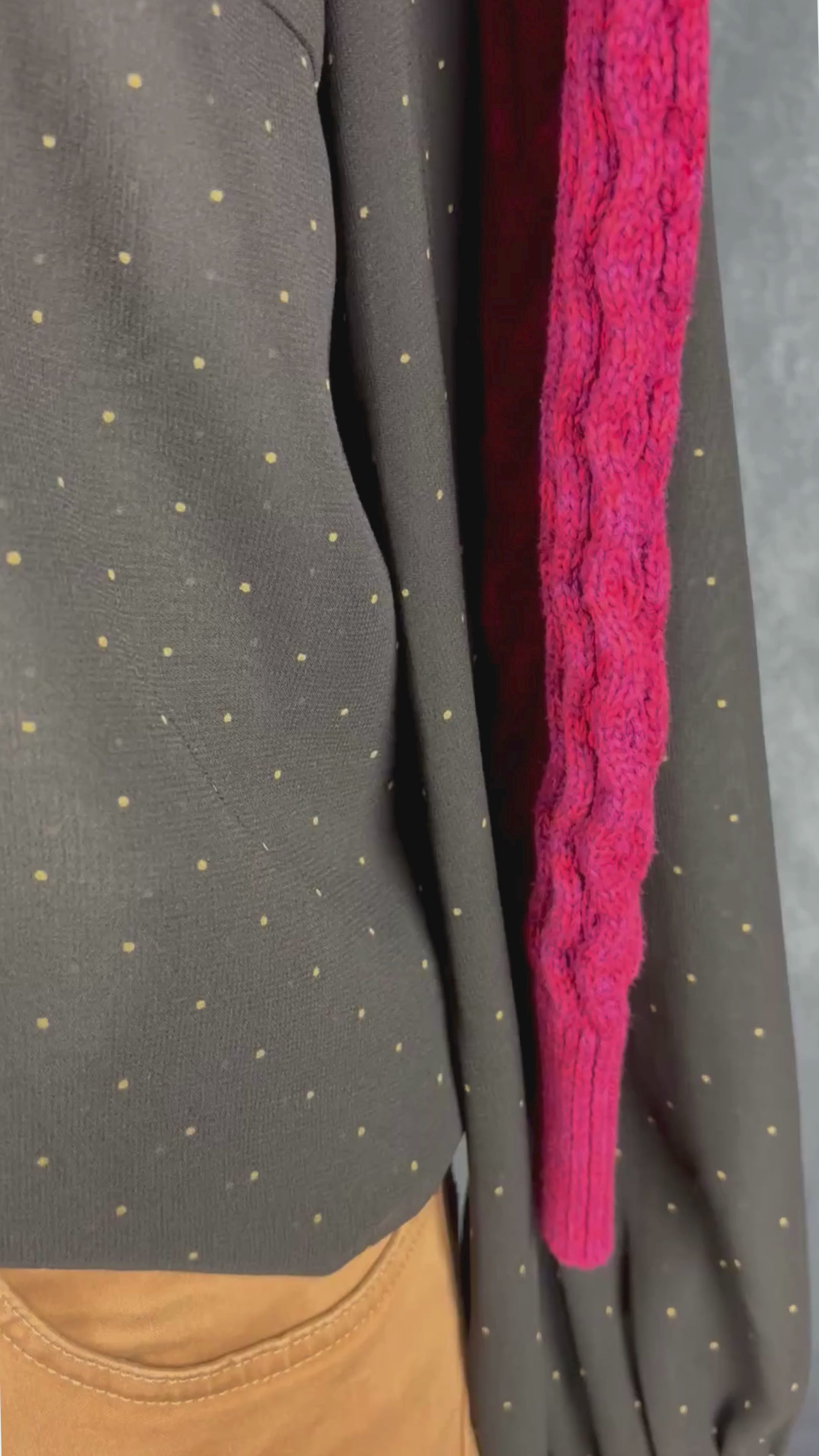 Pantalon coupe classique modèle Mary en tissu Winter Dream de Brax, couleur chameau, taille 27. Vue de la vidéo qui présente tous les détails du pantalon.