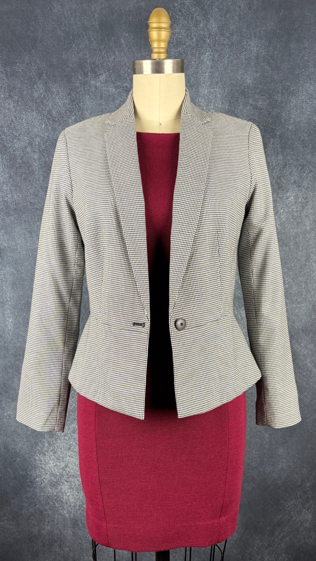 Robe ajustée bordeaux en mélange de laine Sandro, taille 1 (xs). Vue de l'agencement avec le blazer pied-de-poule.