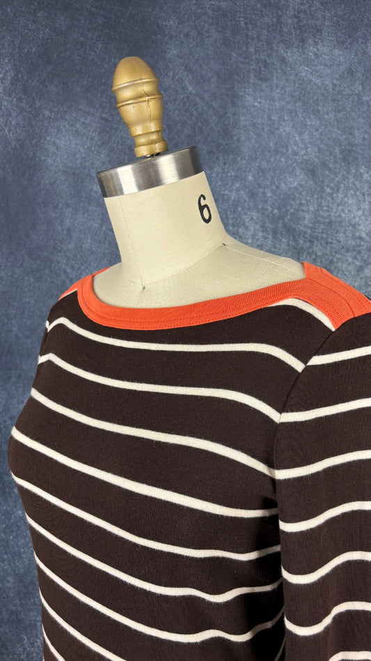 Robe en coton chocolat à rayures crème avec liséré orangé à l'encolure, Lauren Ralph Lauren, taille small. Vue de l'encolure.