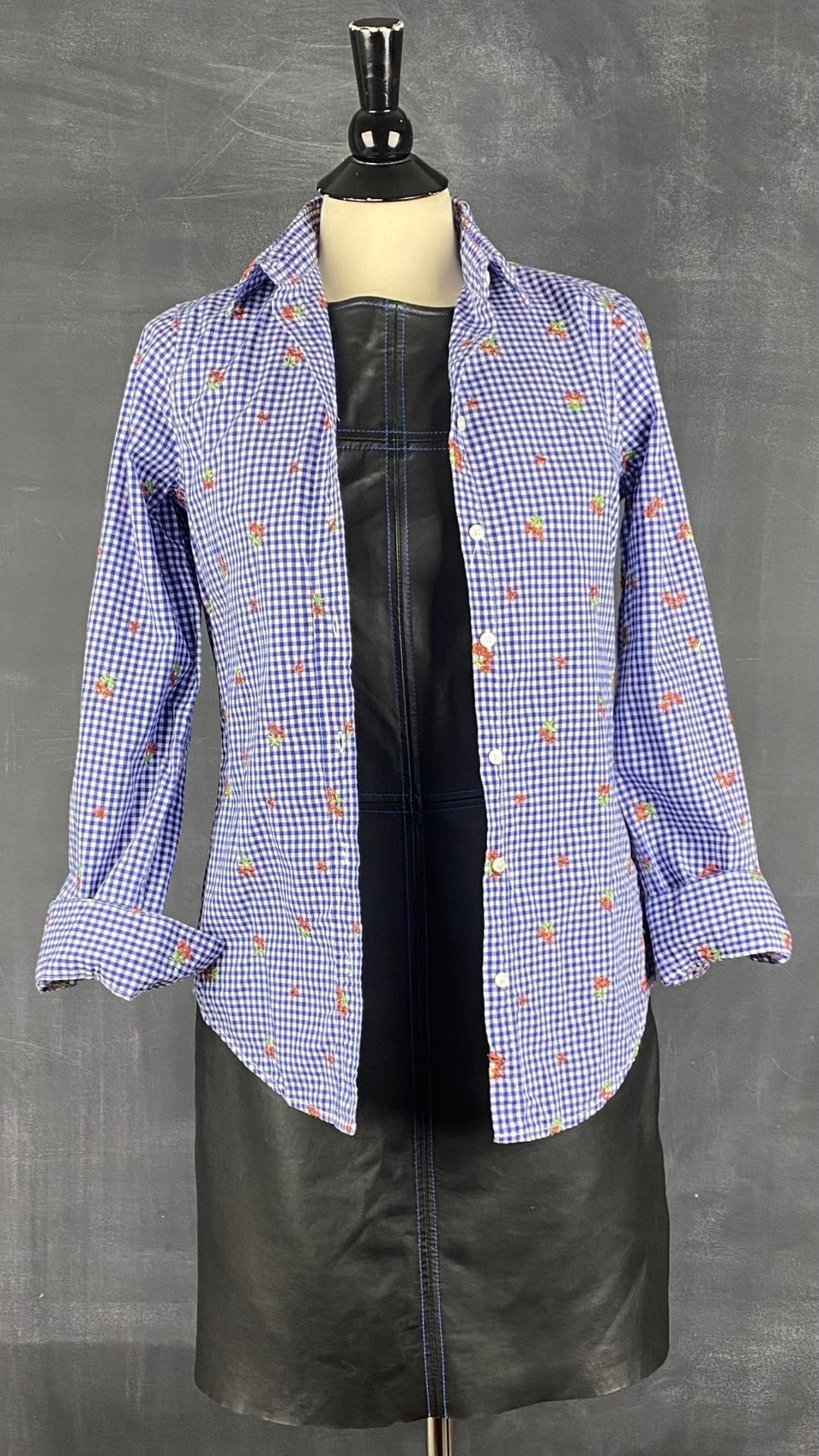Robe ajustée en cuir à surpiqûres bleu royal Tristan taille 4. Vue de l'agencement avec le chemisir vichy broderies fleurs Tristan.