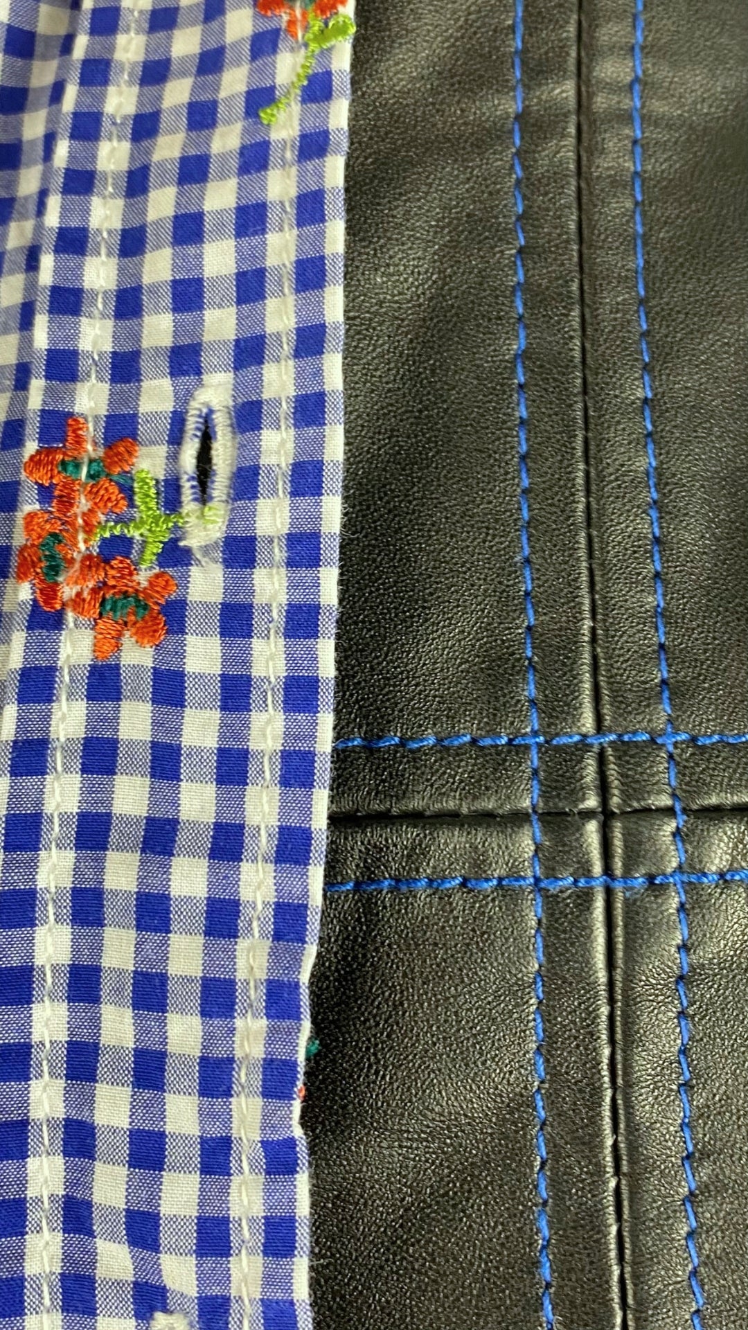 Robe ajustée en cuir à surpiqûres bleu royal Tristan taille 4. Vue de près de l'agencement du tissu du chemisier et du cuir de la robe.