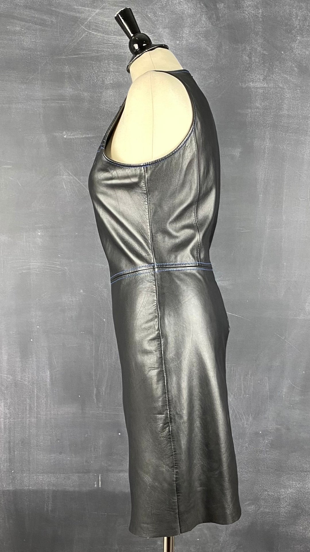 Robe ajustée en cuir à surpiqûres bleu royal Tristan taille 4. Vue de côté.