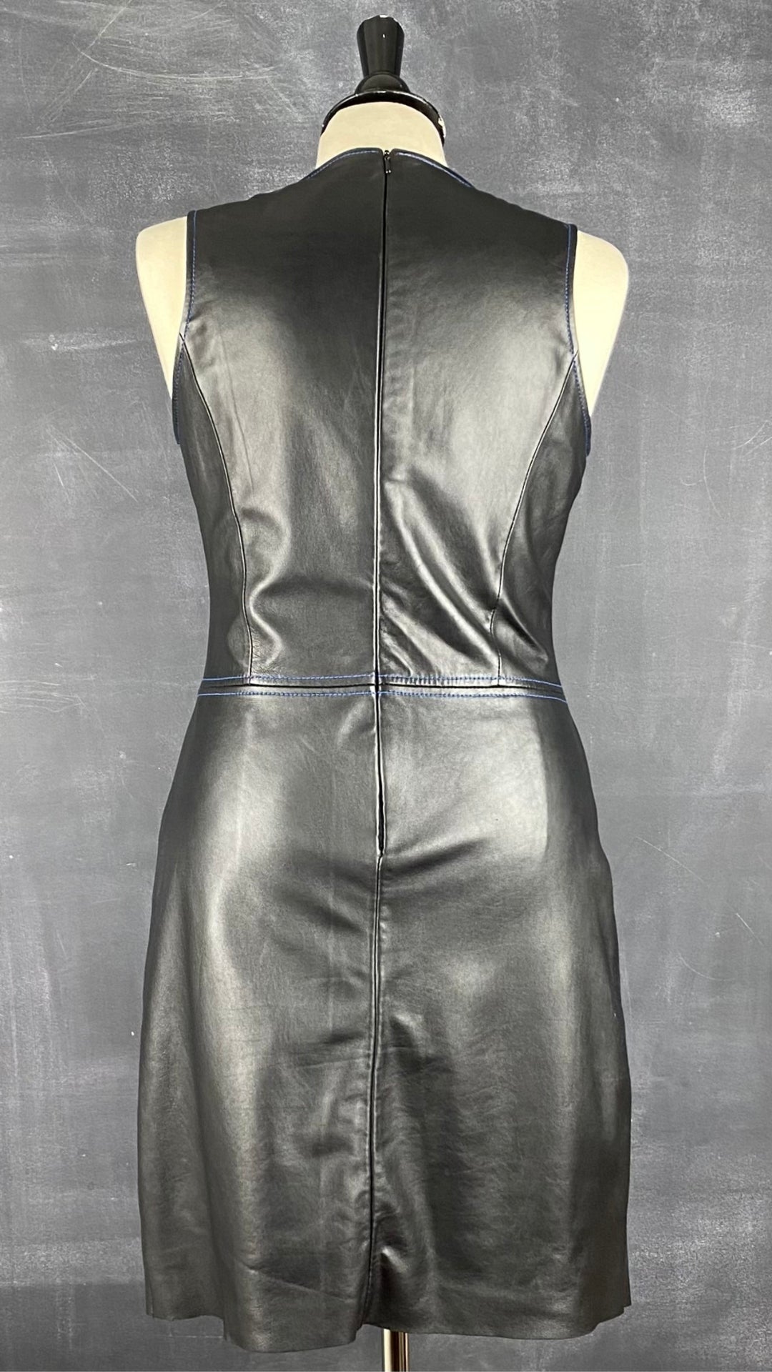 Robe ajustée en cuir à surpiqûres bleu royal Tristan taille 4. Vue de dos.