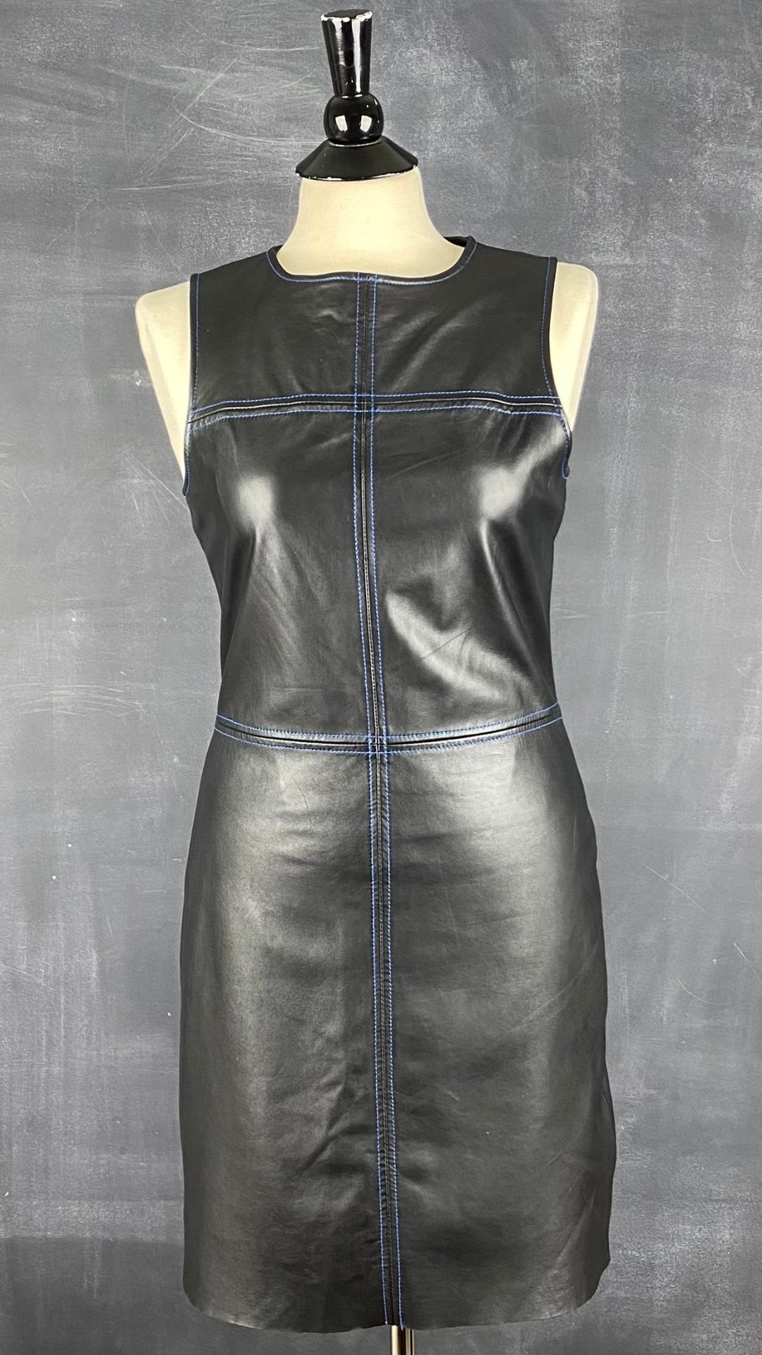 Robe ajustée en cuir à surpiqûres bleu royal Tristan taille 4. Vue de face.