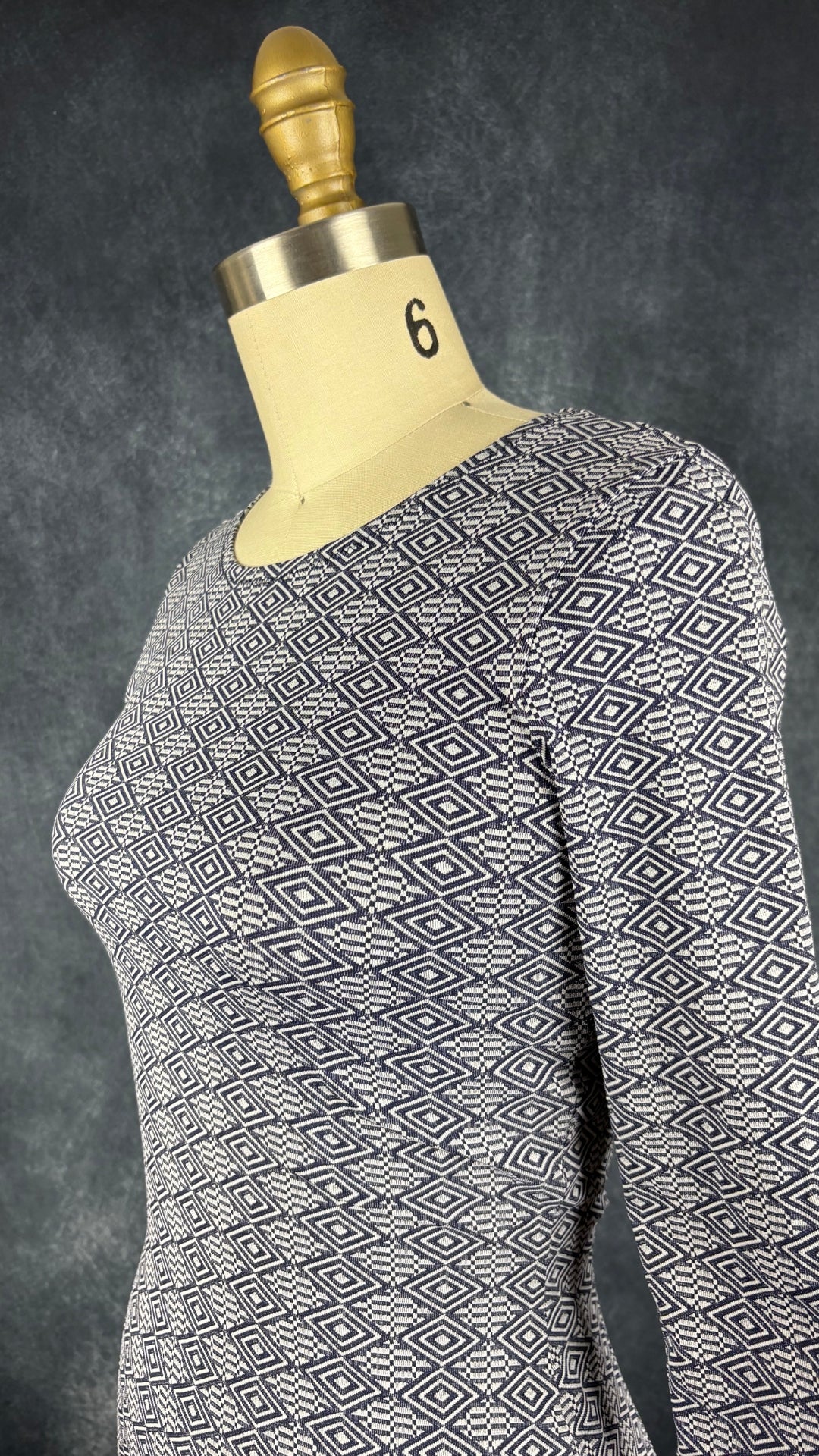 Robe ajustée en fin jacquard à motifs Nadya Toto, taille xs. Vue de l'encolure.