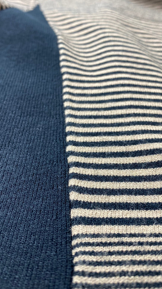 Robe ajustée en tricot à rayures Rag & Bone, taille small. Vue de près du tissu.