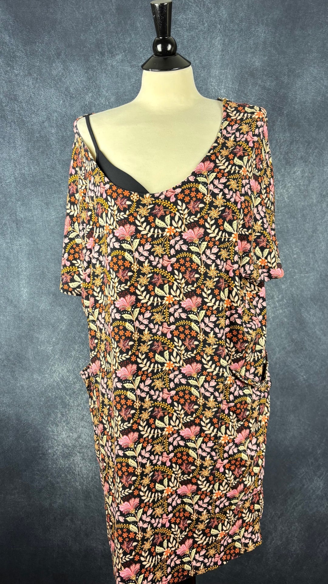 Robe décontractée à motifs floraux Joelle, taille medium. Vue de face, avec maillot de bain en dessous.