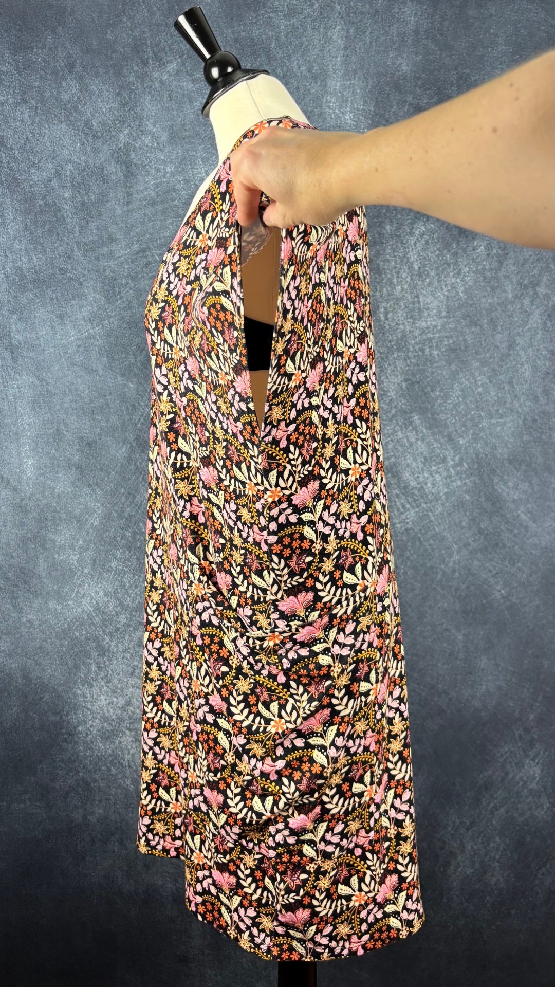 Robe décontractée à motifs floraux Joelle, taille medium. Vue de côté.
