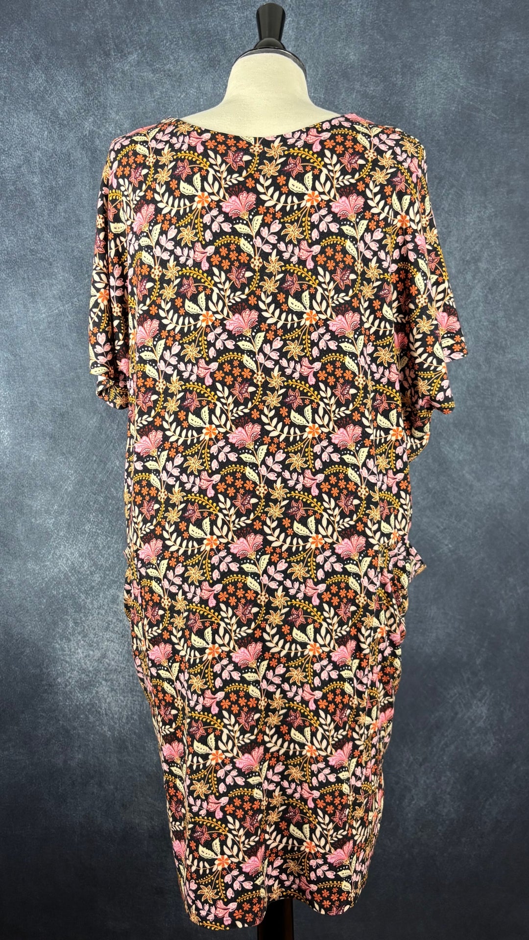 Robe décontractée à motifs floraux Joelle, taille medium. Vue de dos.