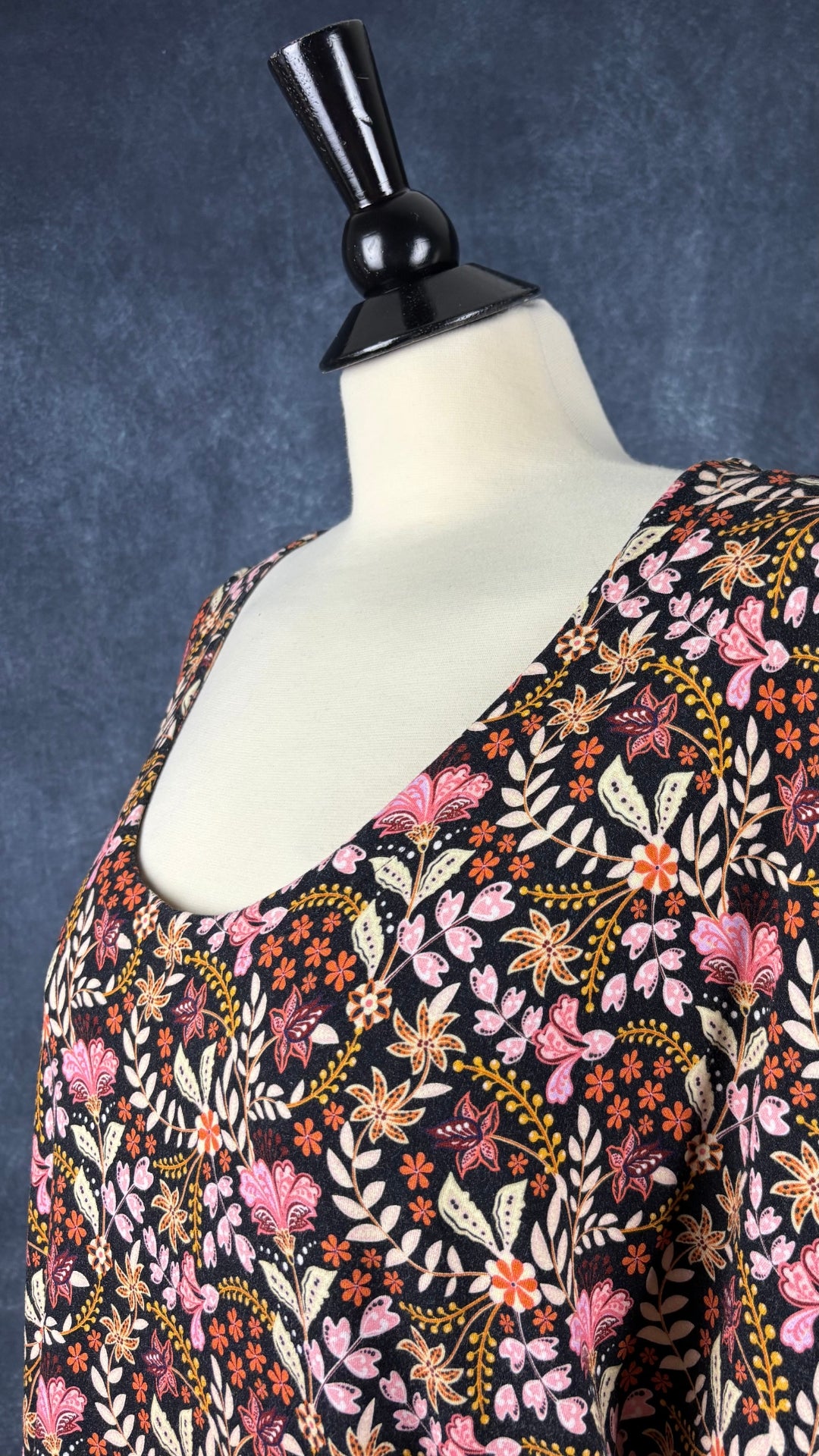 Robe décontractée à motifs floraux Joelle, taille medium. Vue de l'encolure.