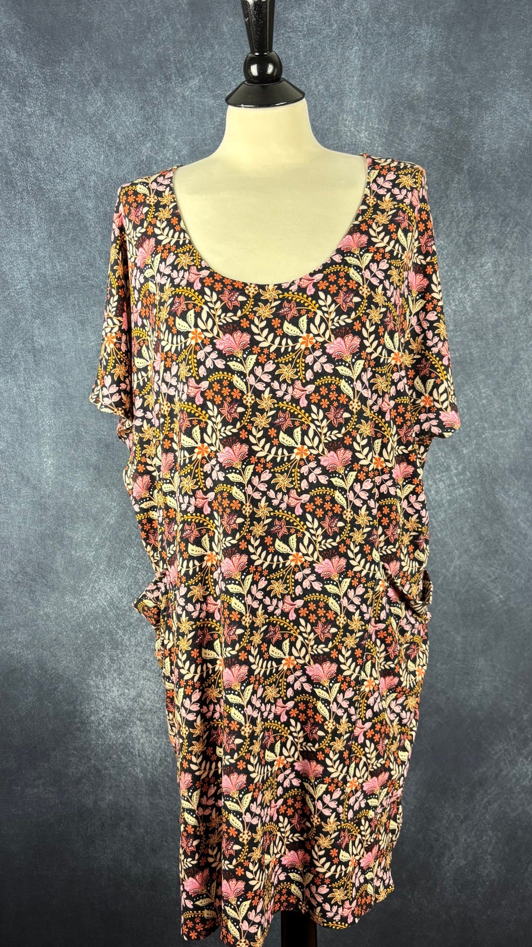 Robe décontractée à motifs floraux Joelle, taille medium. Vue de face.