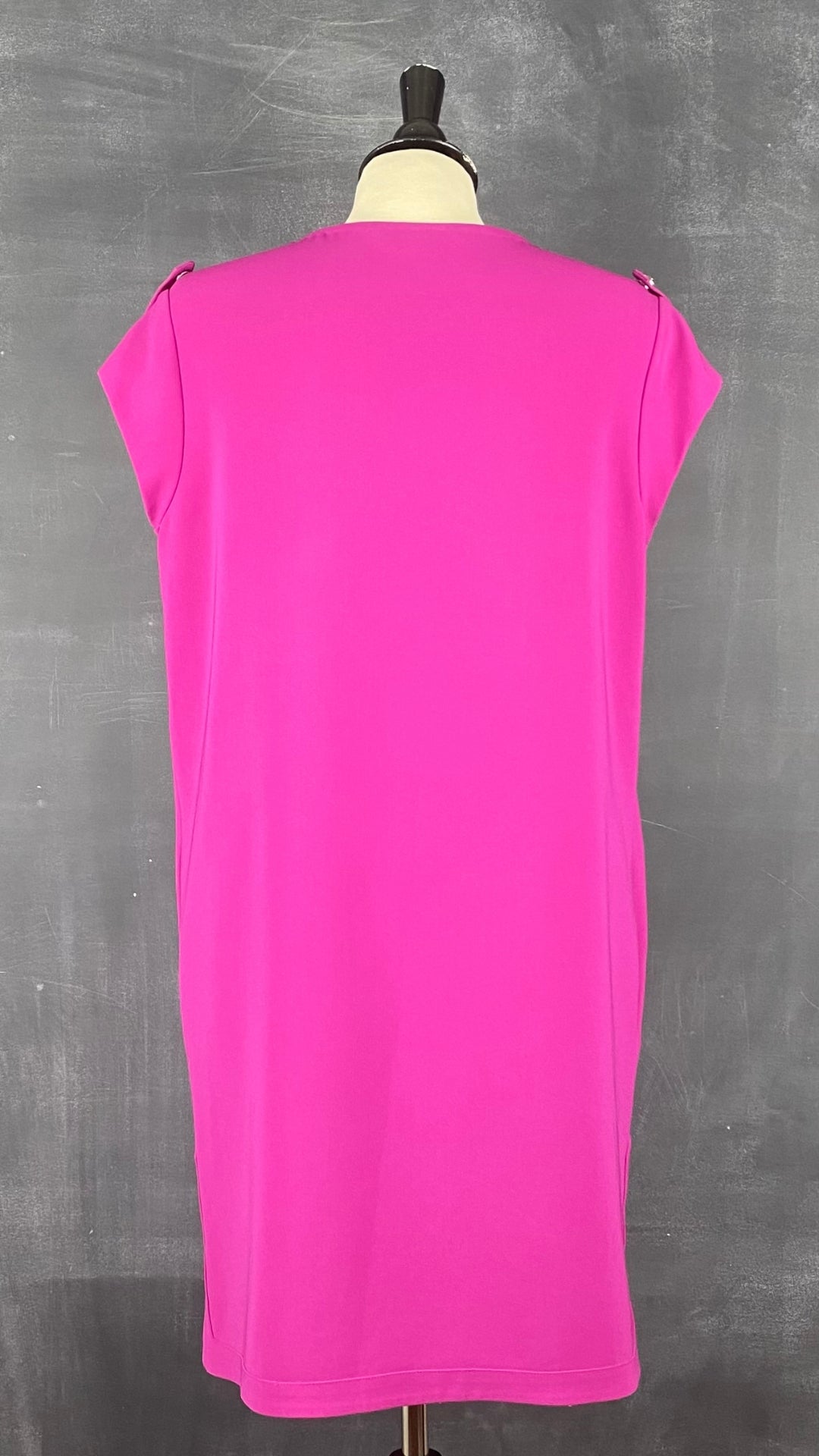 Robe ample avec poches et boutons argentés aux épaules, Diane von Furstenberg, taille 10. Vue de dos.