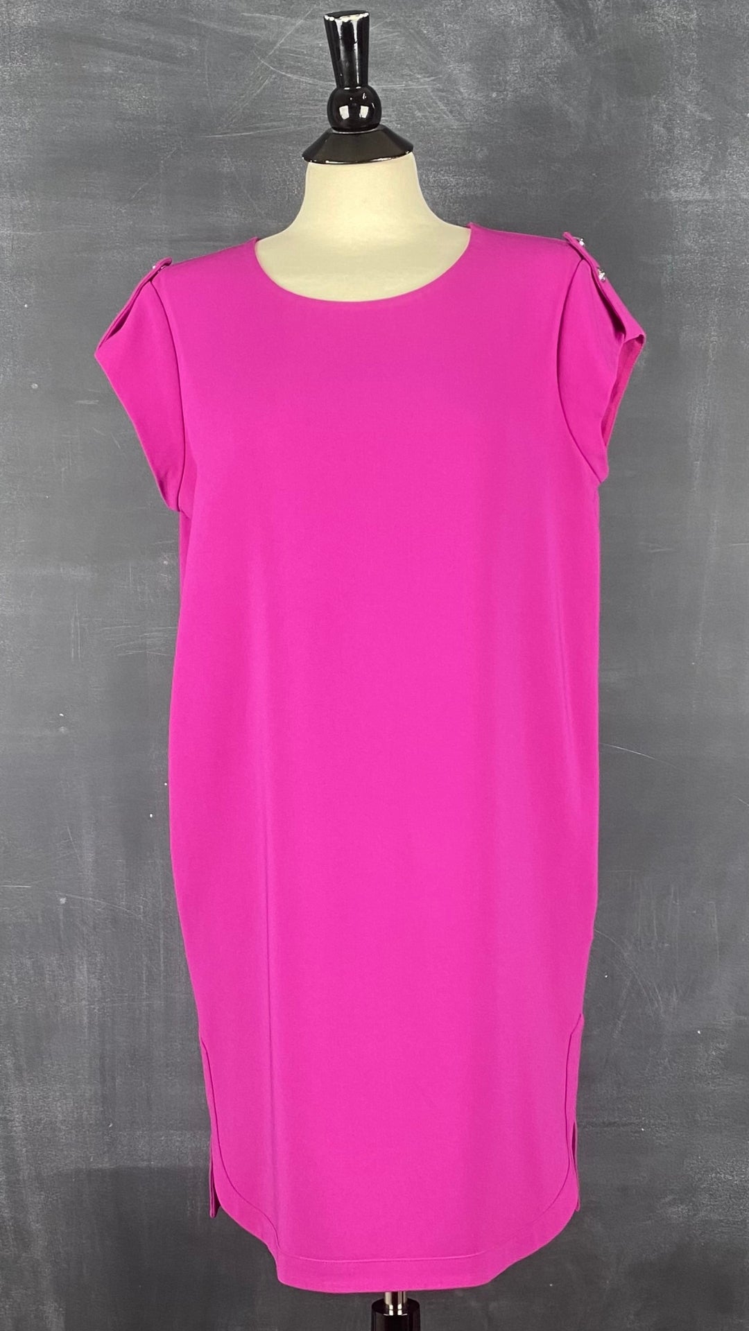 Robe ample avec poches et boutons argentés aux épaules, Diane von Furstenberg, taille 10. Vue de face.