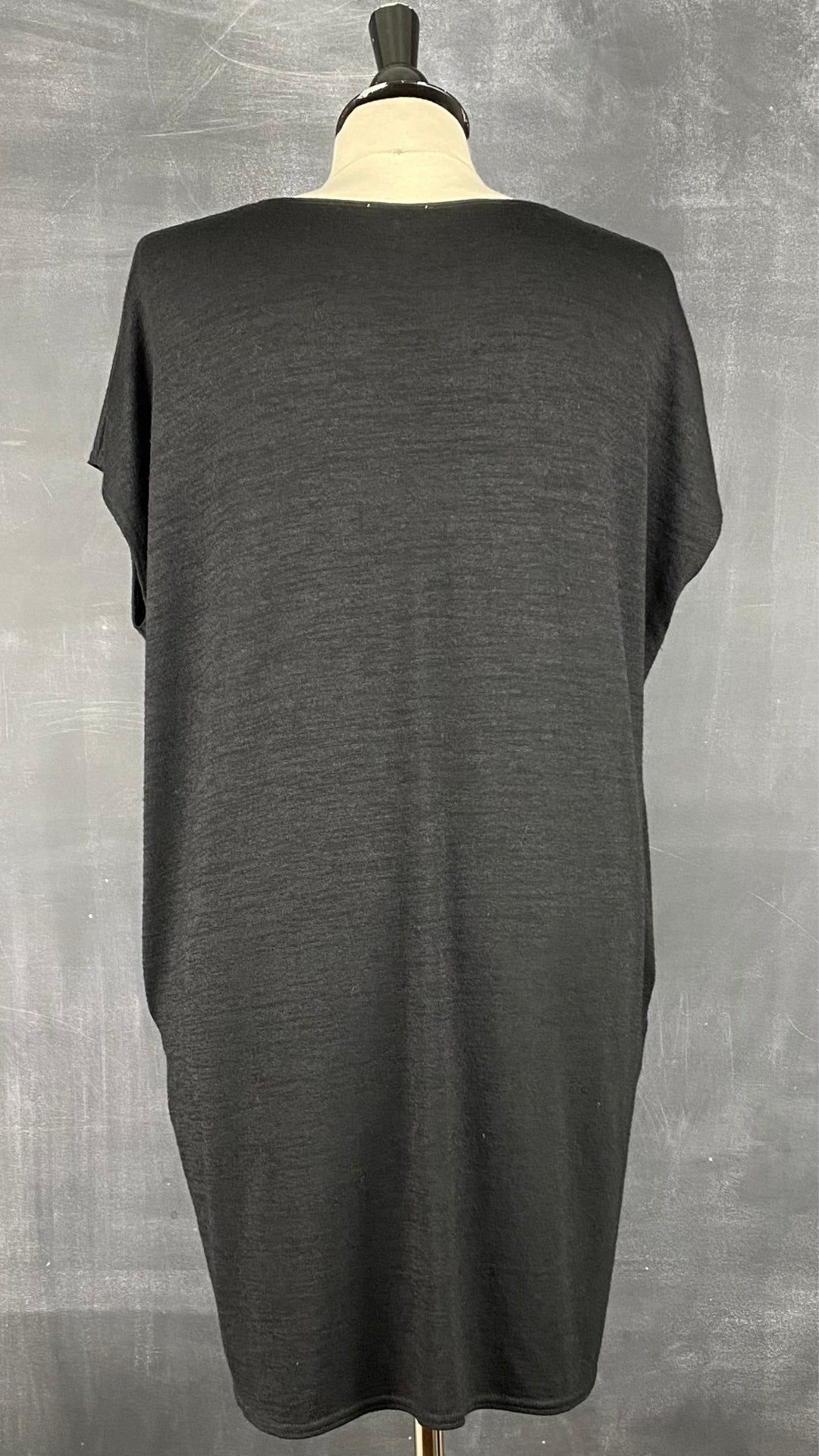 Robe ample en tricot noir Wilfred Free de Aritzia, taille xs (peut aussi faire small). Vue de dos.