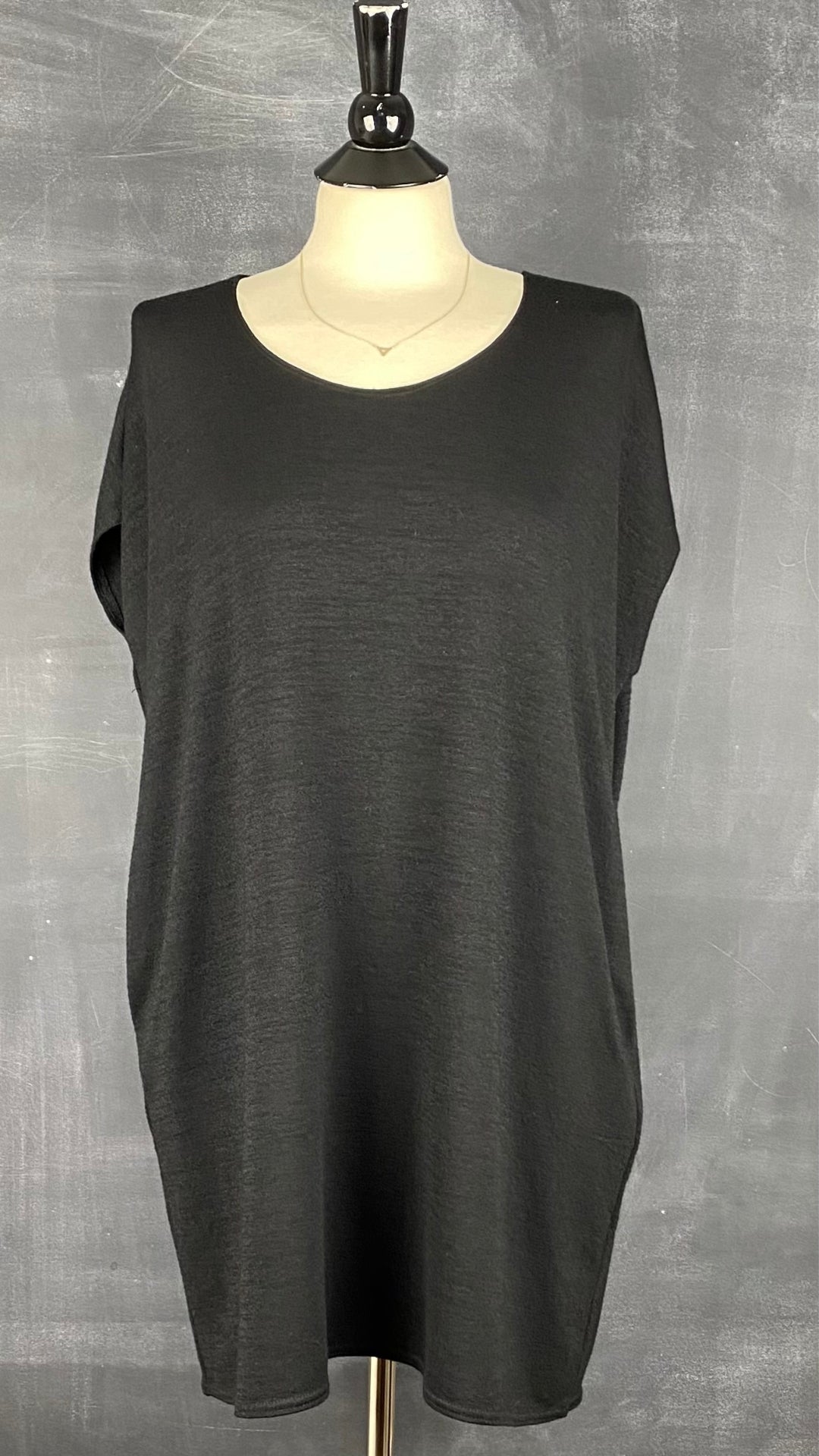 Robe ample en tricot noir Wilfred Free de Aritzia, taille xs (peut aussi faire small). Vue de face.