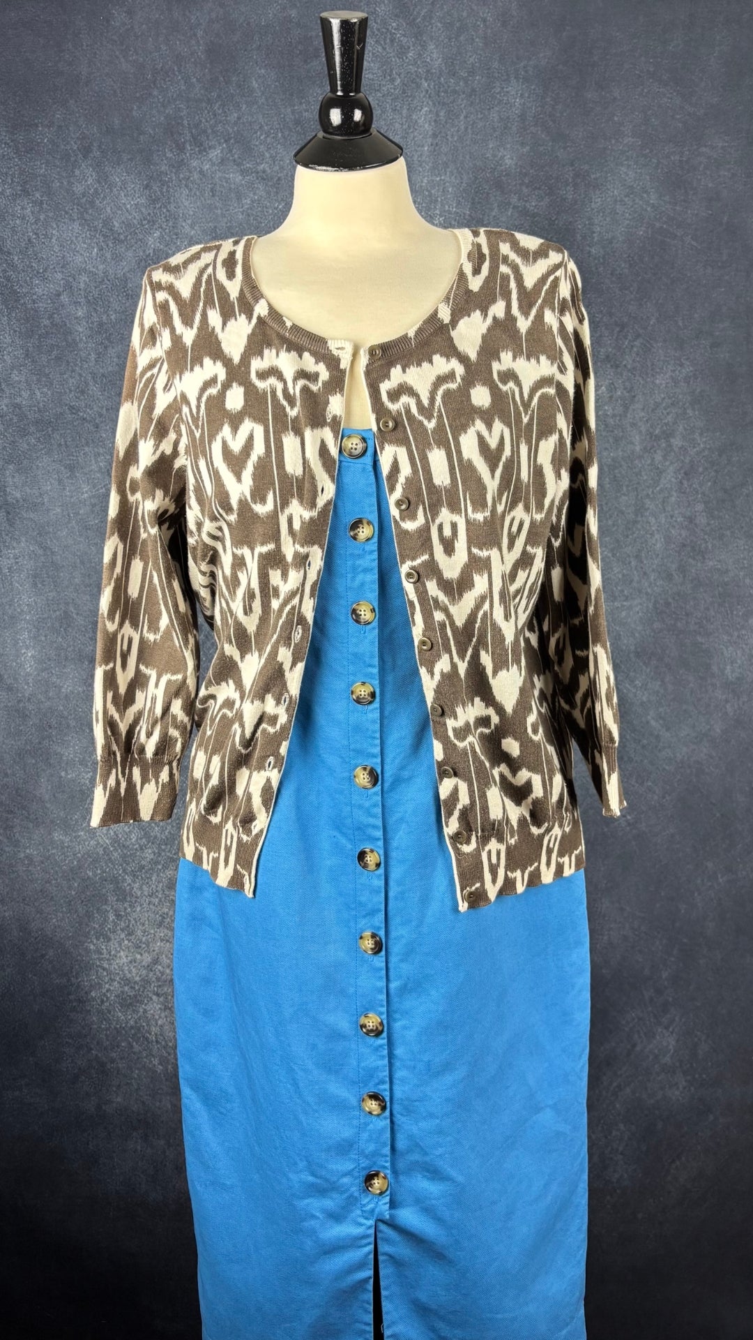 Robe bleue boutonnée style corset Cue, taille 10. Vue de l'agencement avec le cardigan crème et moka.
