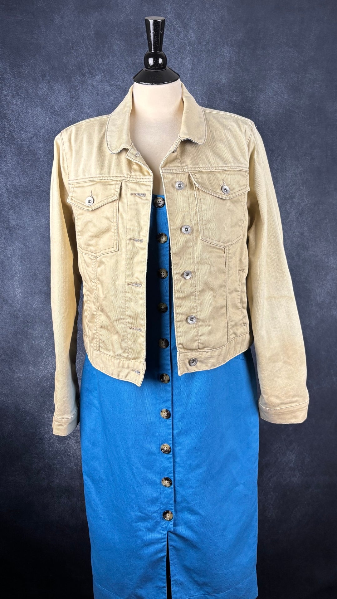Robe bleue boutonnée style corset Cue, taille 10. Vue de l'agencement avec la veste en jeans Tristan.
