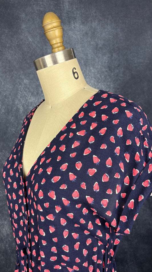 Robe midi boutonnée à motifs de fraises Joules, taille 4 (s ou petit medium). Vue de l'encolure.