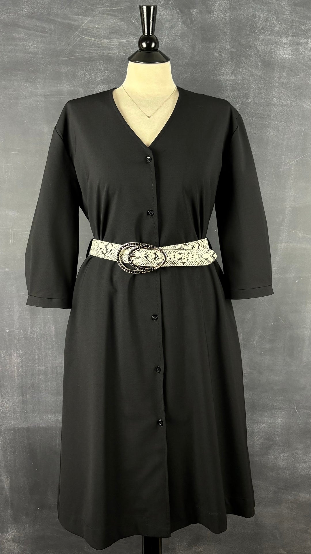 Robe boutonnée noire François Beauregard, taille small ample. Vue de l'agencement avec la ceinture à motifs animaliers.