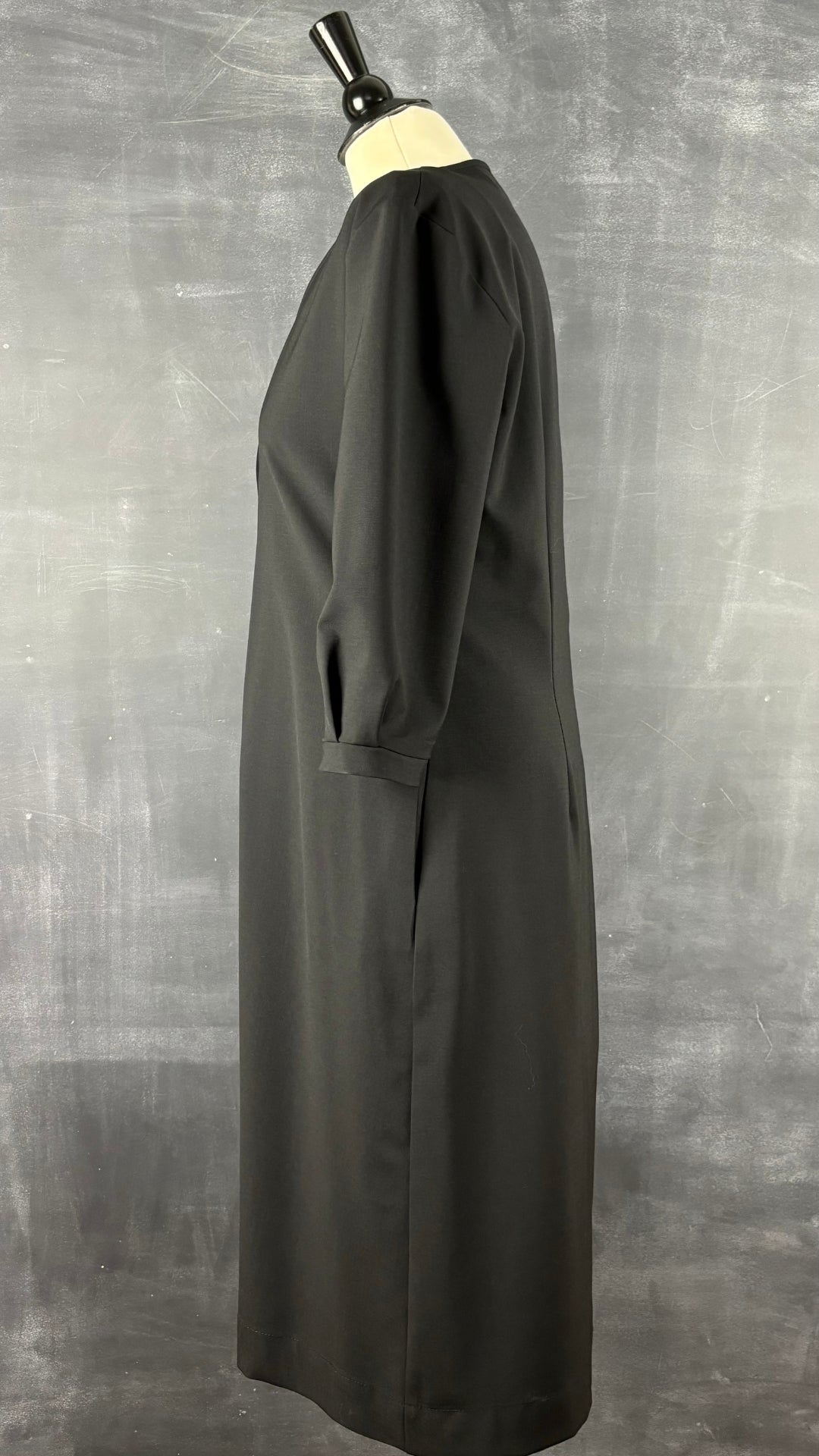Robe boutonnée noire François Beauregard, taille small ample. Vue de côté.