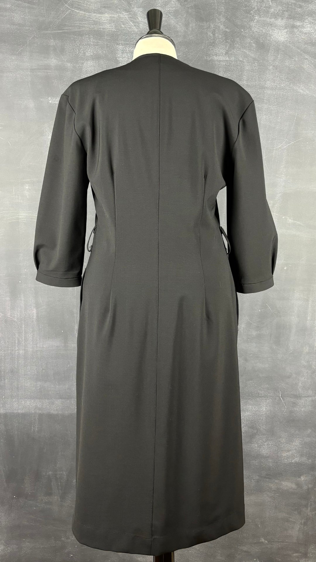 Robe boutonnée noire François Beauregard, taille small ample. Vue de dos.