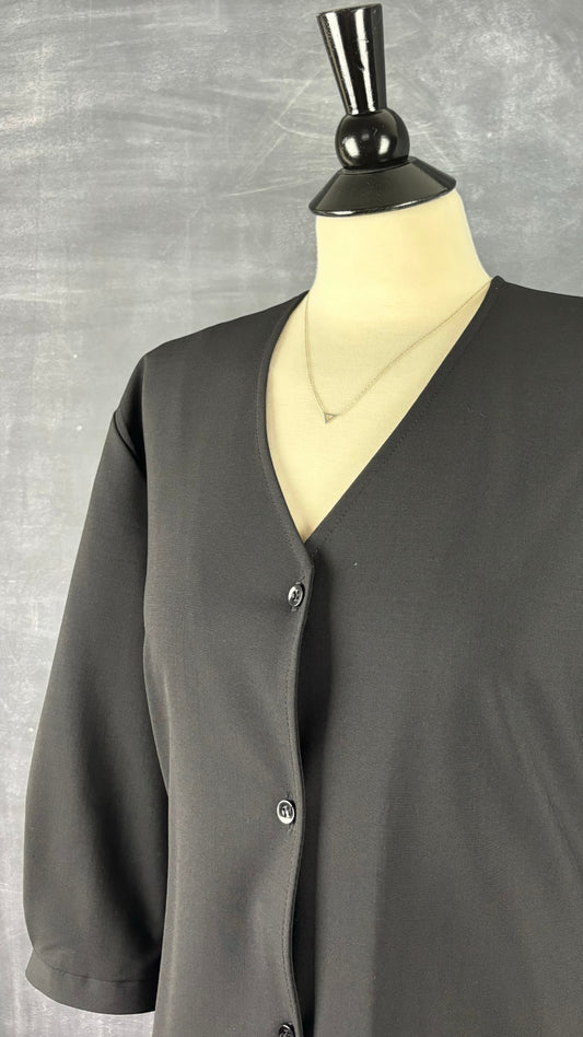 Robe boutonnée noire François Beauregard, taille small ample. Vue de l'encolure.