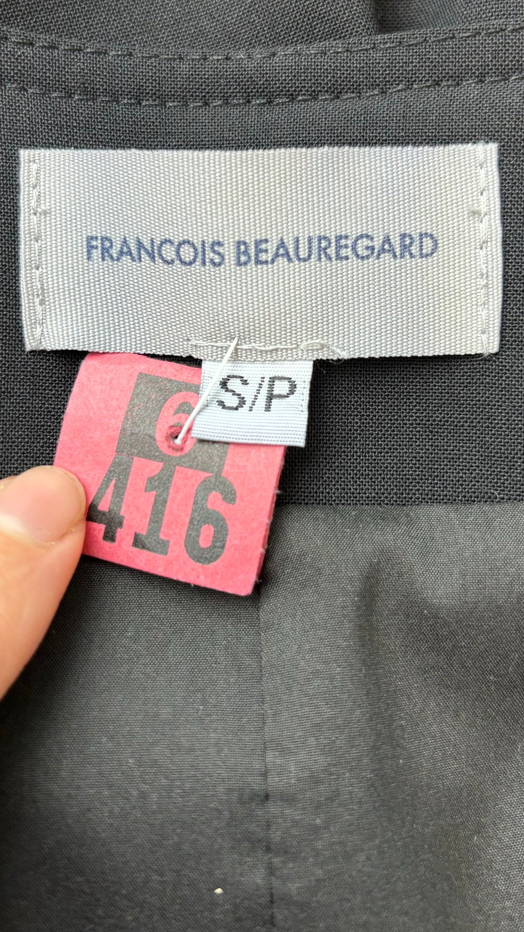 Robe boutonnée noire François Beauregard, taille small ample. Vue de l'étiquette.