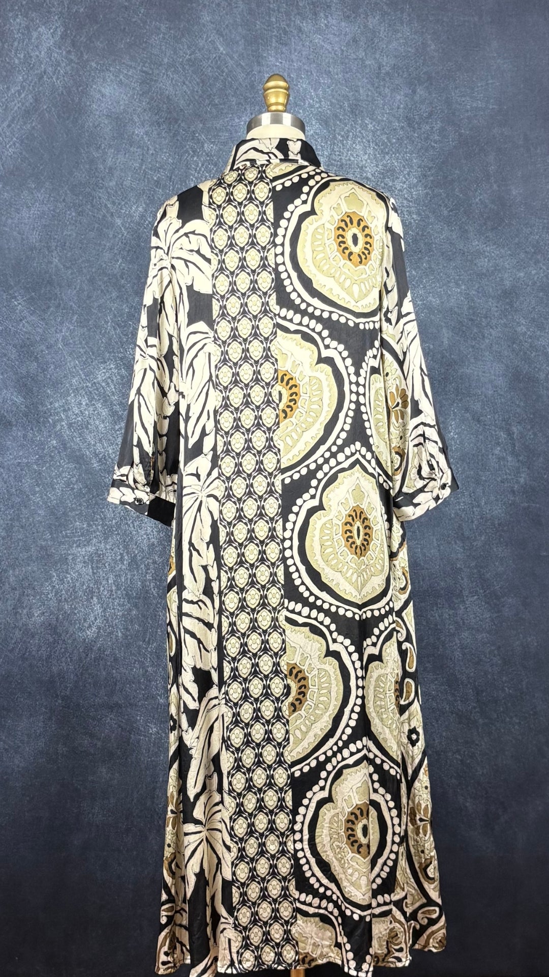 Robe style caftan à motifs magnifiques beige, noir, tan Shirtaporter, taille estimée à small/medium. Vue de dos.