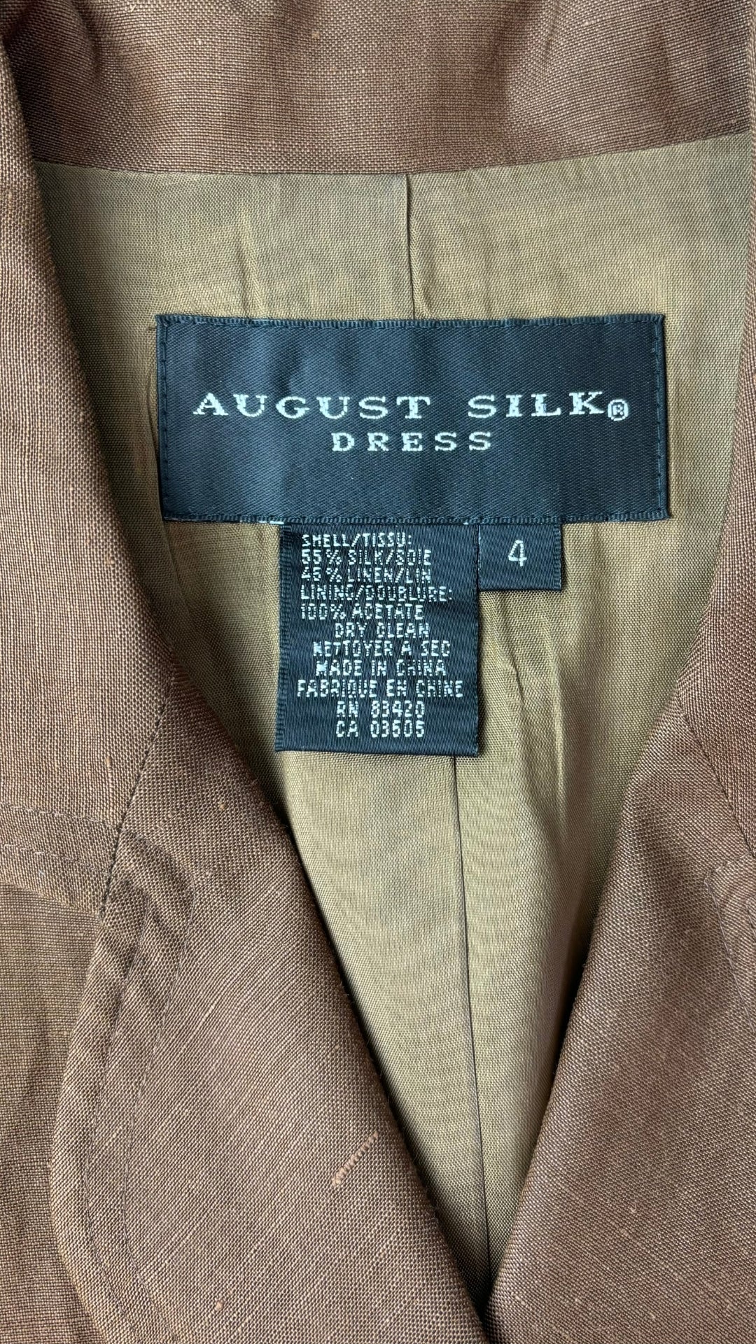 Robe chemisier café en soie et lin August Silk, taille 4. Vue de l'étiquette de marque, taille et composition.