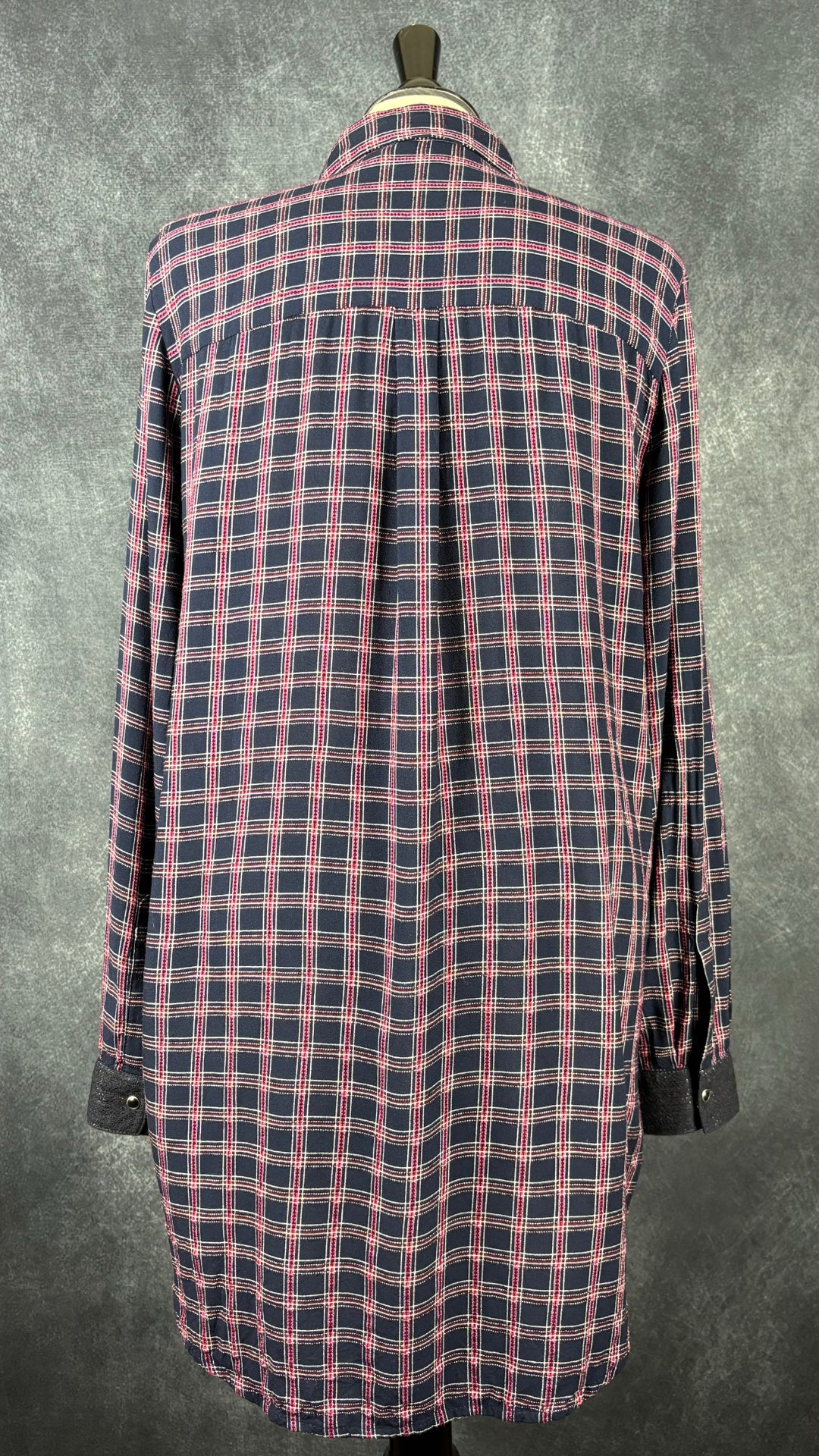 Robe chemisier à carreaux, broderies et sequins Desigual, taille large. Vue de dos.