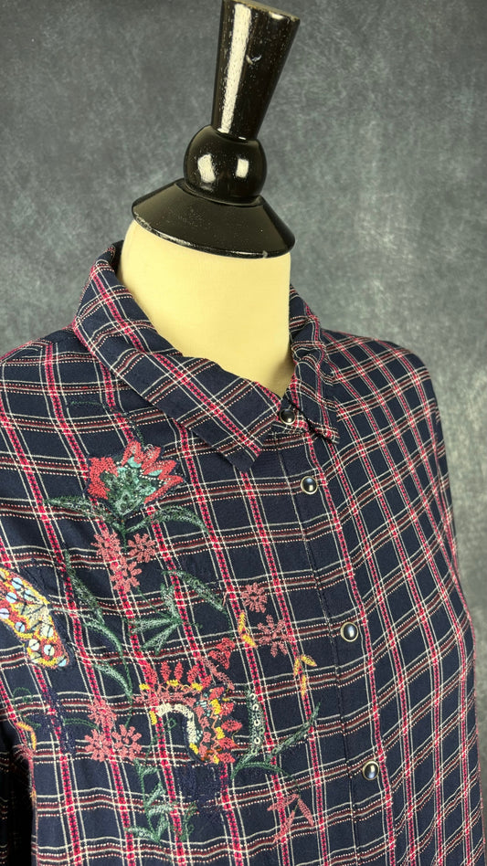 Robe chemisier à carreaux, broderies et sequins Desigual, taille large. Vue de l'encolure.