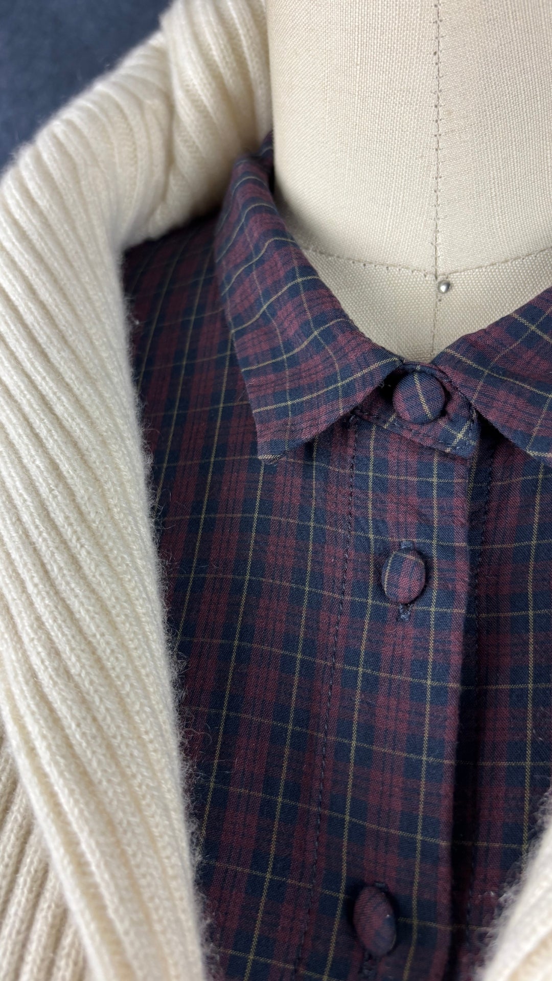 Robe chemisier à carreaux bourgogne Des Petits Hauts, taille 0 qui correspond à xs/s. Vue de près de l'agencement avec le tricot de cachemire crème.