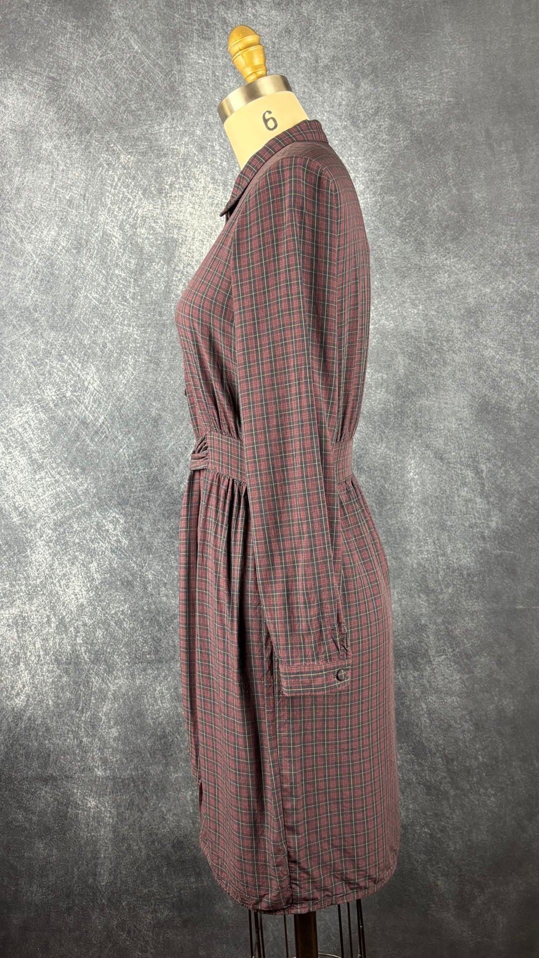 Robe chemisier à carreaux bourgogne Des Petits Hauts, taille 0 qui correspond à xs/s. Vue de côté.