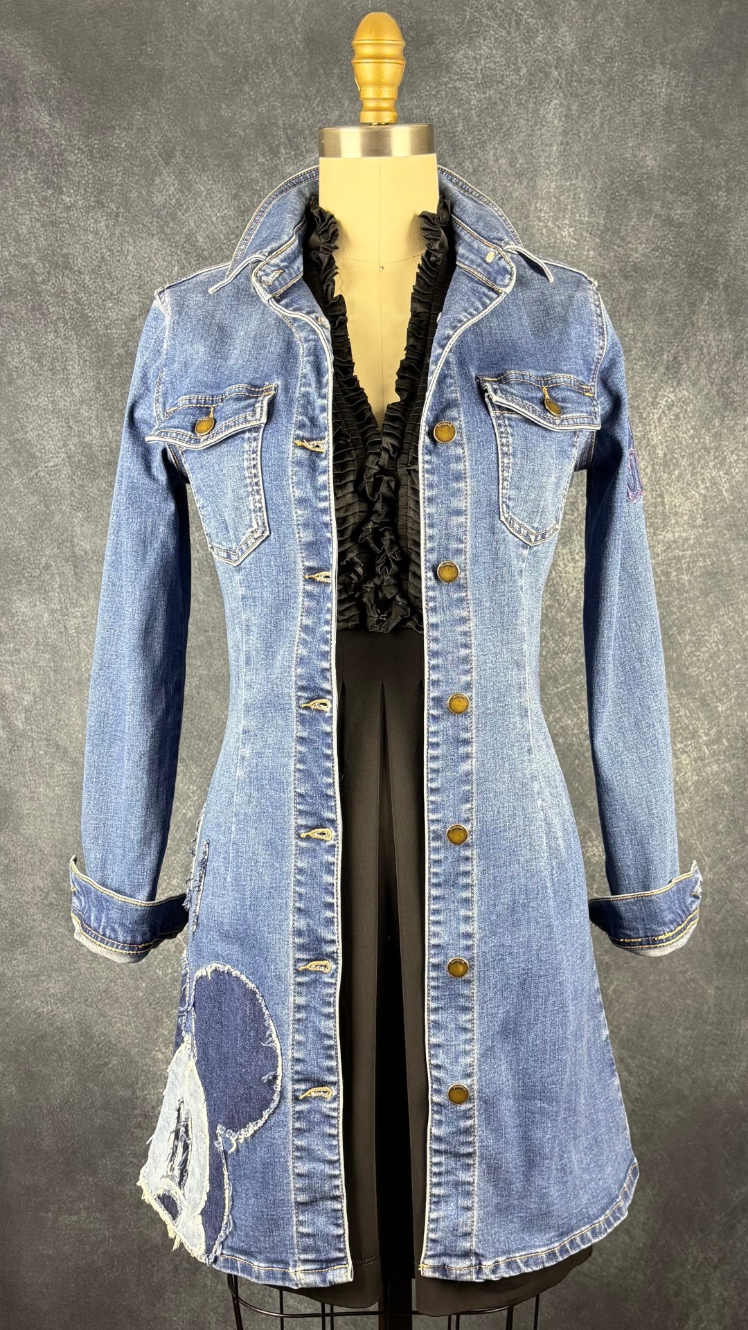 Robe chemisier en denim extensible Desigual x Mickey Mouse, taille xs. Vue de l'agencement avec la robe noire à frisons BCBG MaxAzria.