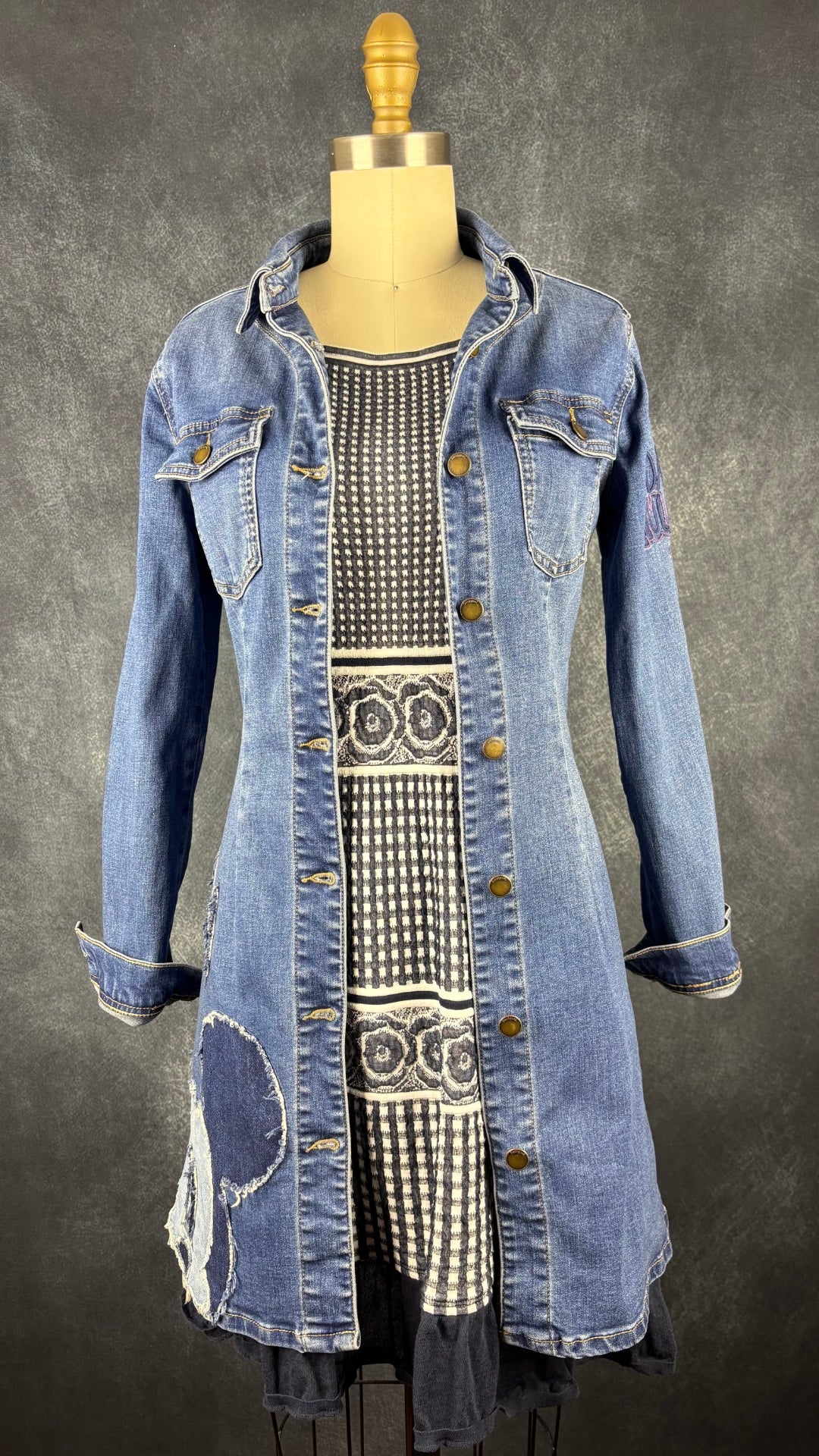 Robe chemisier en denim extensible Desigual x Mickey Mouse, taille xs. Vue de l'agencement avec la magnifique robe D.Exterior.