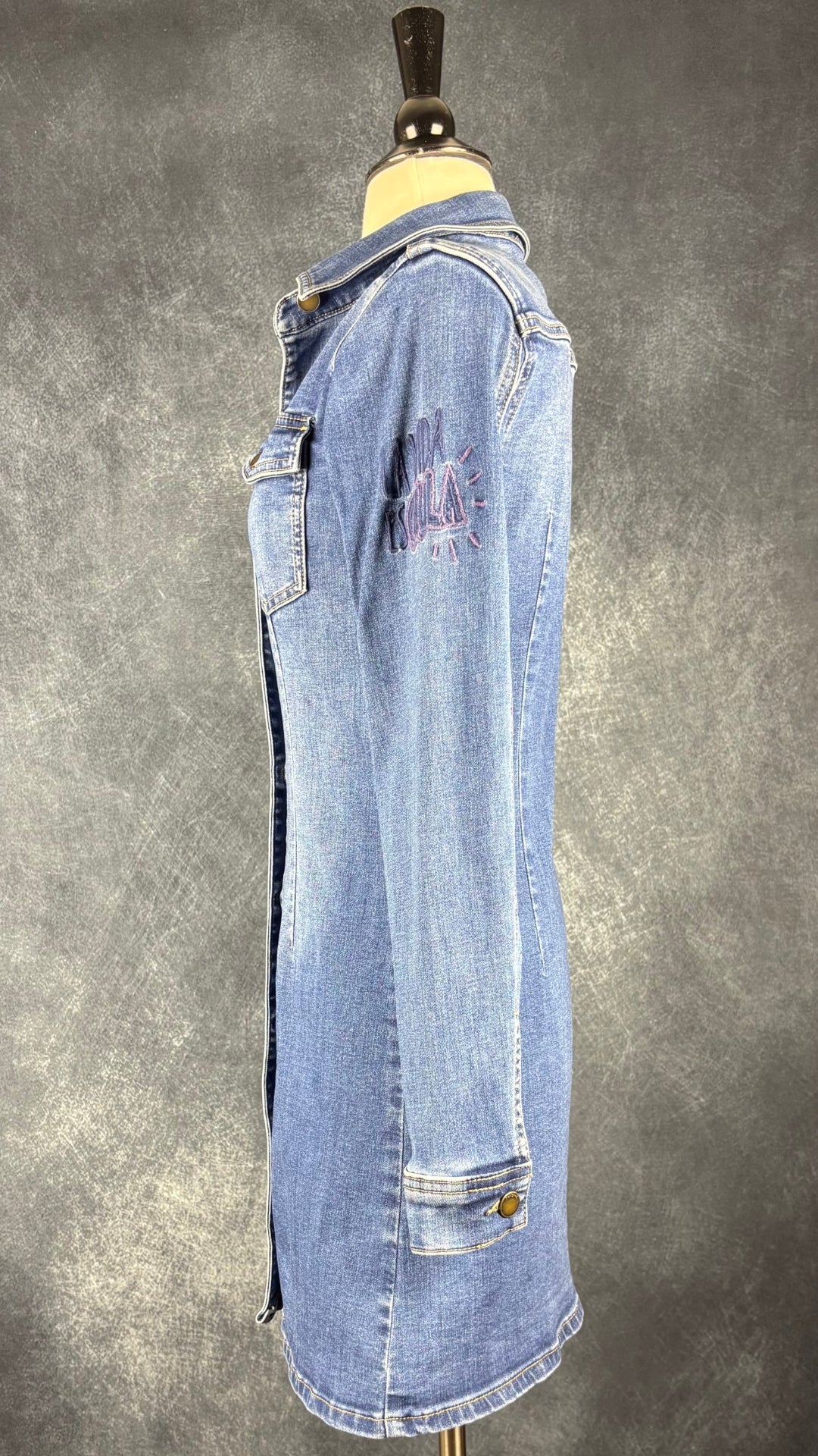 Robe chemisier en denim extensible Desigual x Mickey Mouse, taille xs. Vue de côté.