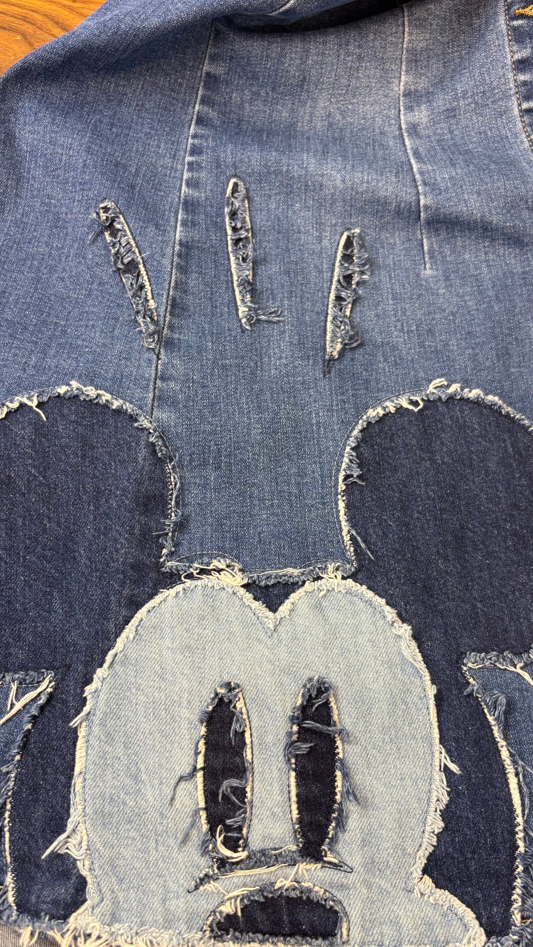 Robe chemisier en denim extensible Desigual x Mickey Mouse, taille xs. Vue de près de Mickey.