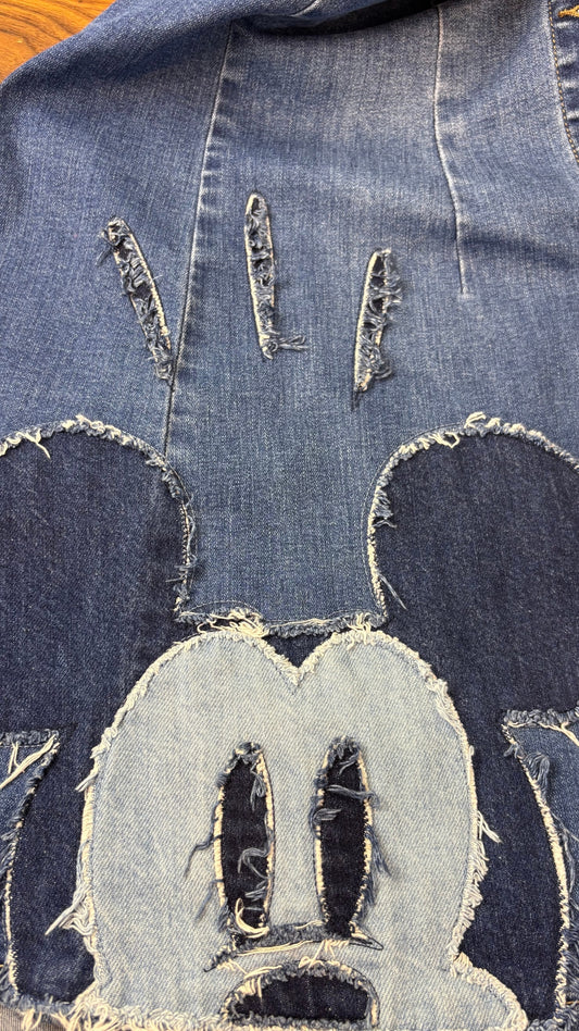 Robe chemisier en denim extensible Desigual x Mickey Mouse, taille xs. Vue de près de Mickey.