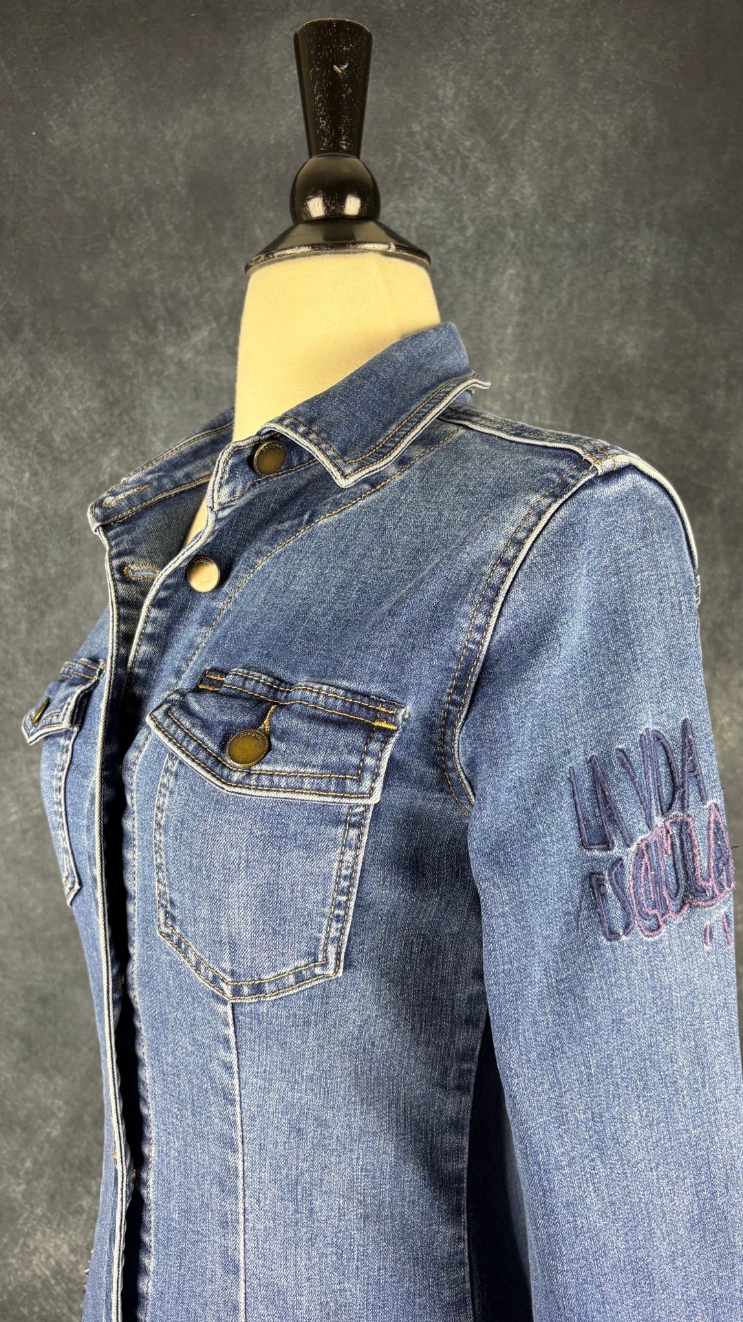 Robe chemisier en denim extensible Desigual x Mickey Mouse, taille xs. Vue de l'encolure.