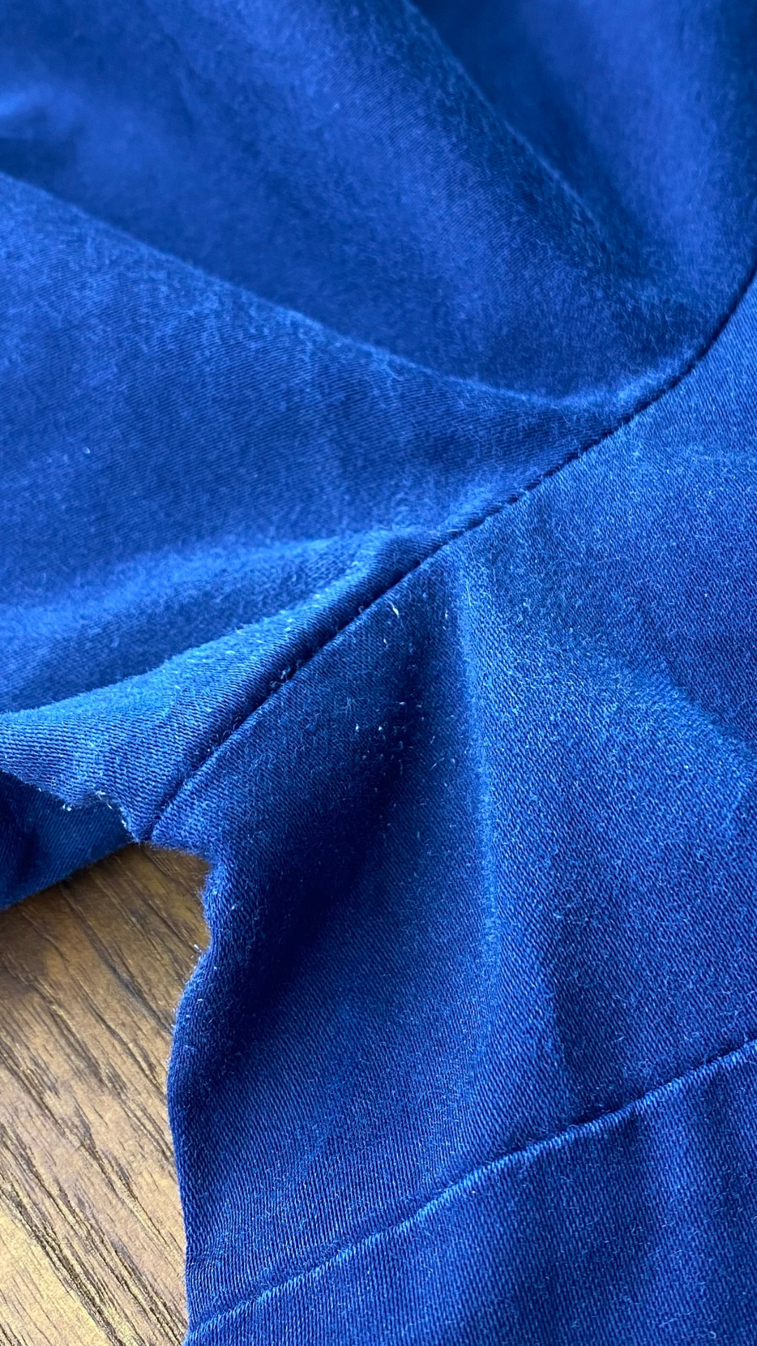Robe chemisier à jupe ample et poches, imparfaite, marque Atelier b, taille xl (fait plus large). Vue de l'aisselle droite.