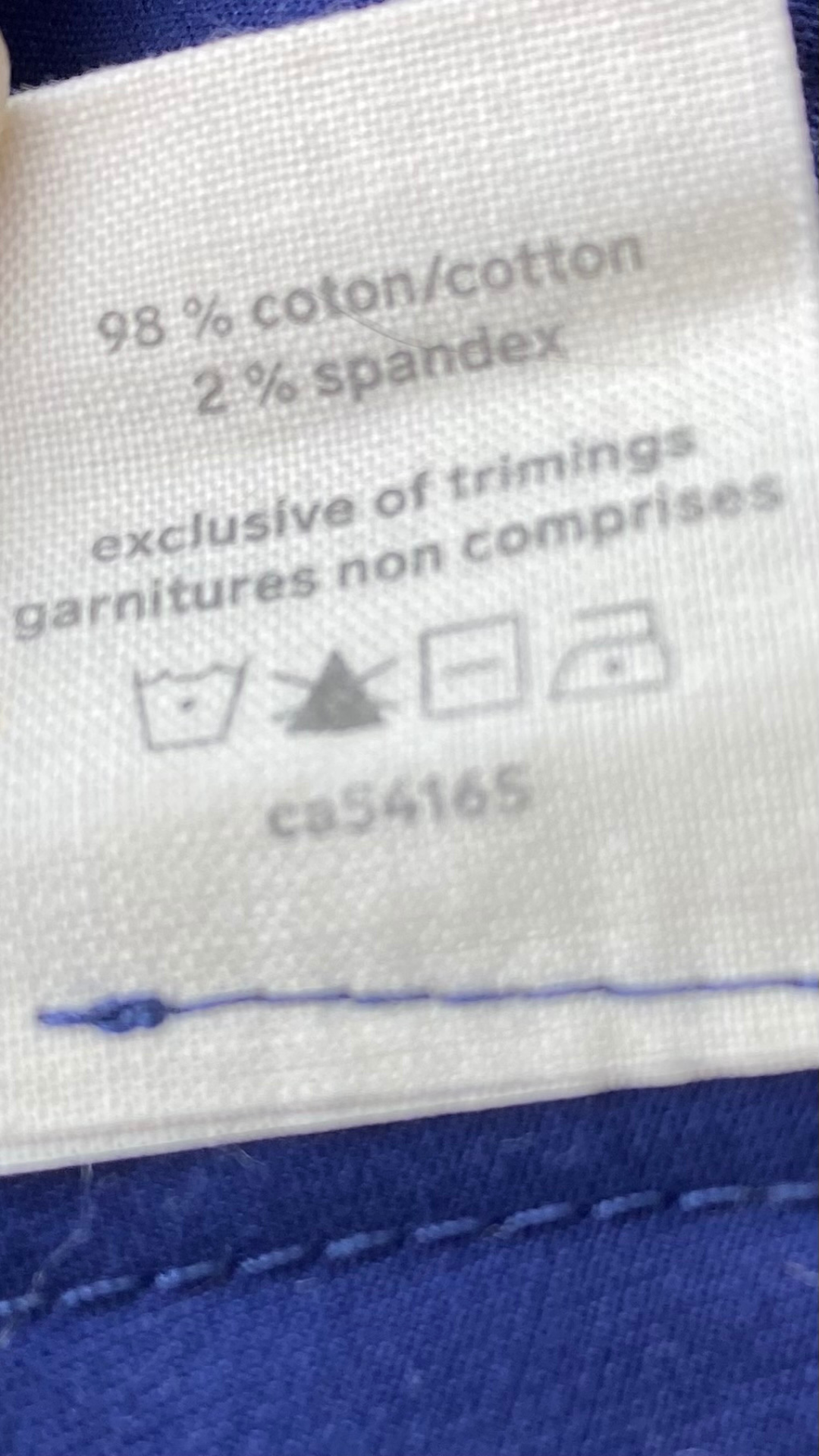 Robe chemisier à jupe ample et poches, imparfaite, marque Atelier b, taille xl (fait plus large). Vue de l'étiquette de composition et entretien.